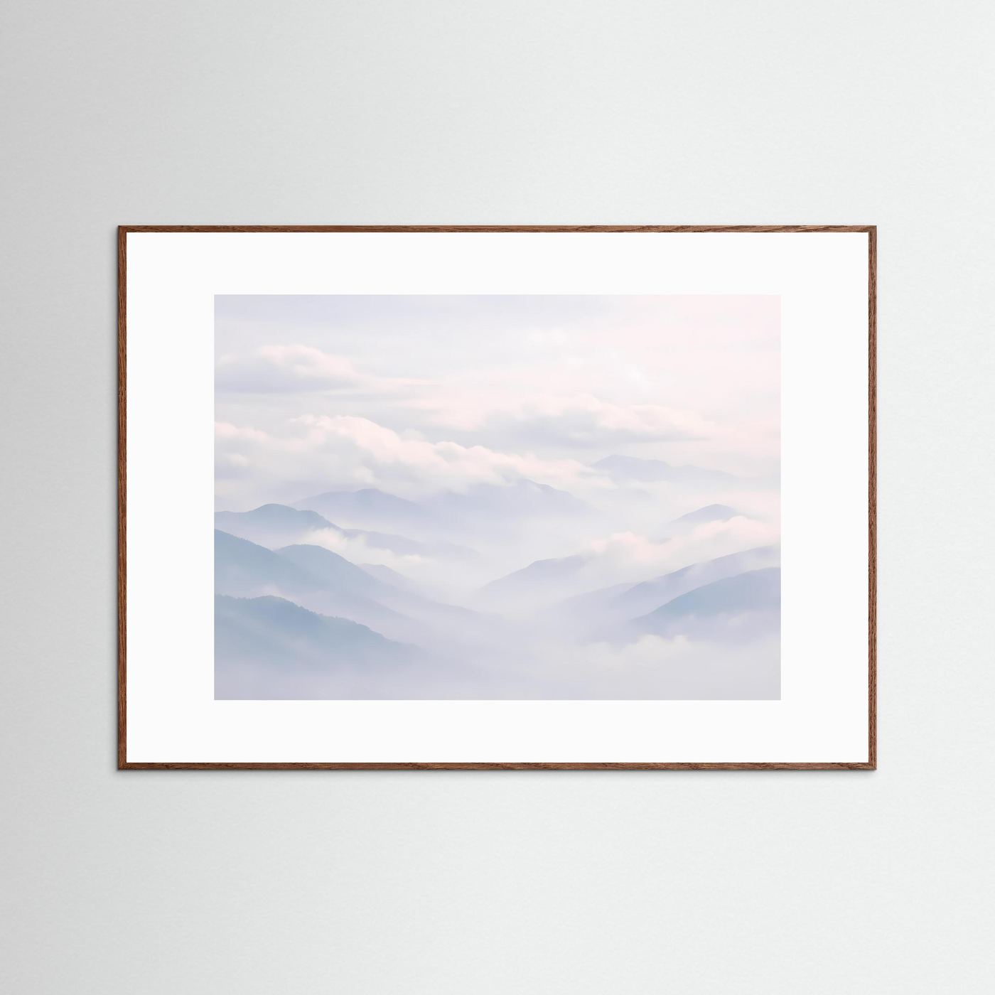 Landschafts-Poster Querformat mit dunklem Holzrahmen und nebligem Bergpanorama im Wolkenmeer