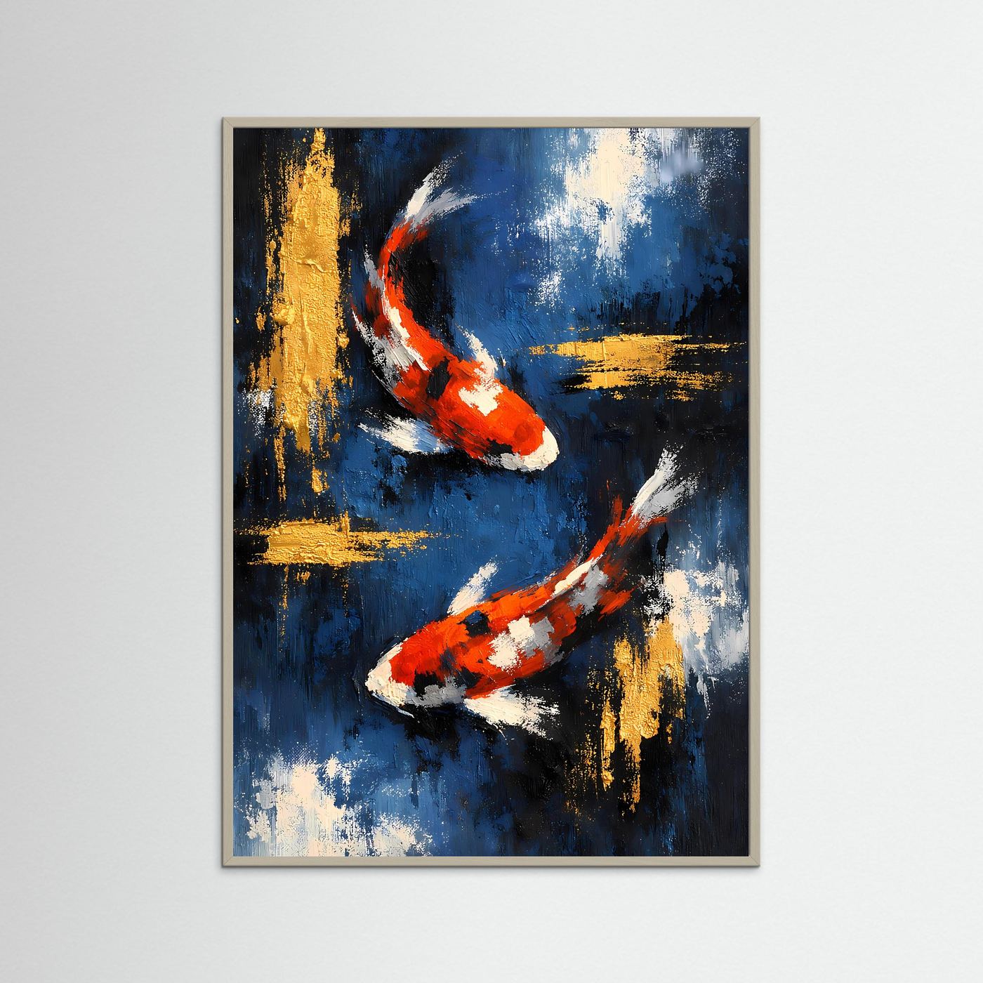 Gerahmtes Koi-Kunstposter: tiefblau, orange-weiße Karpfen, goldene Farbflecken