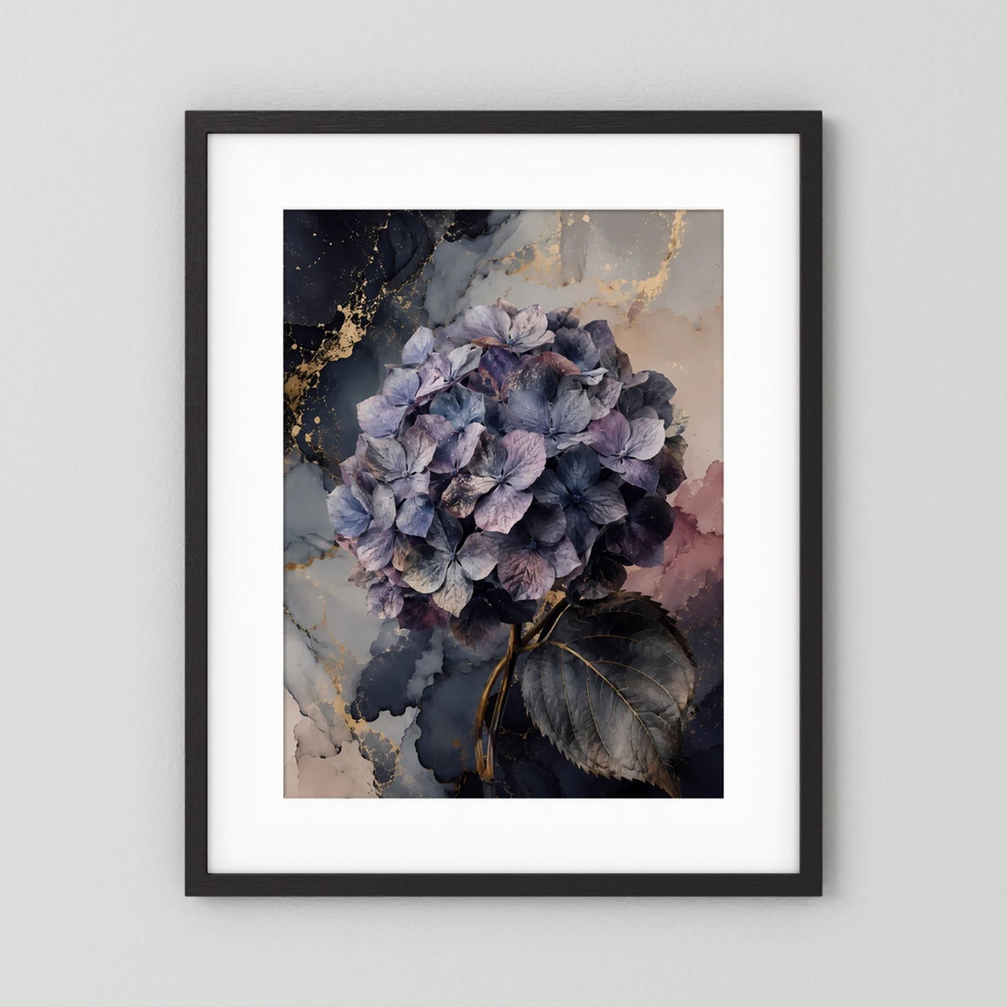 Hochformat-Poster mit violettem Hortensienstrauß im dunklem Rahmen und weißem Rand