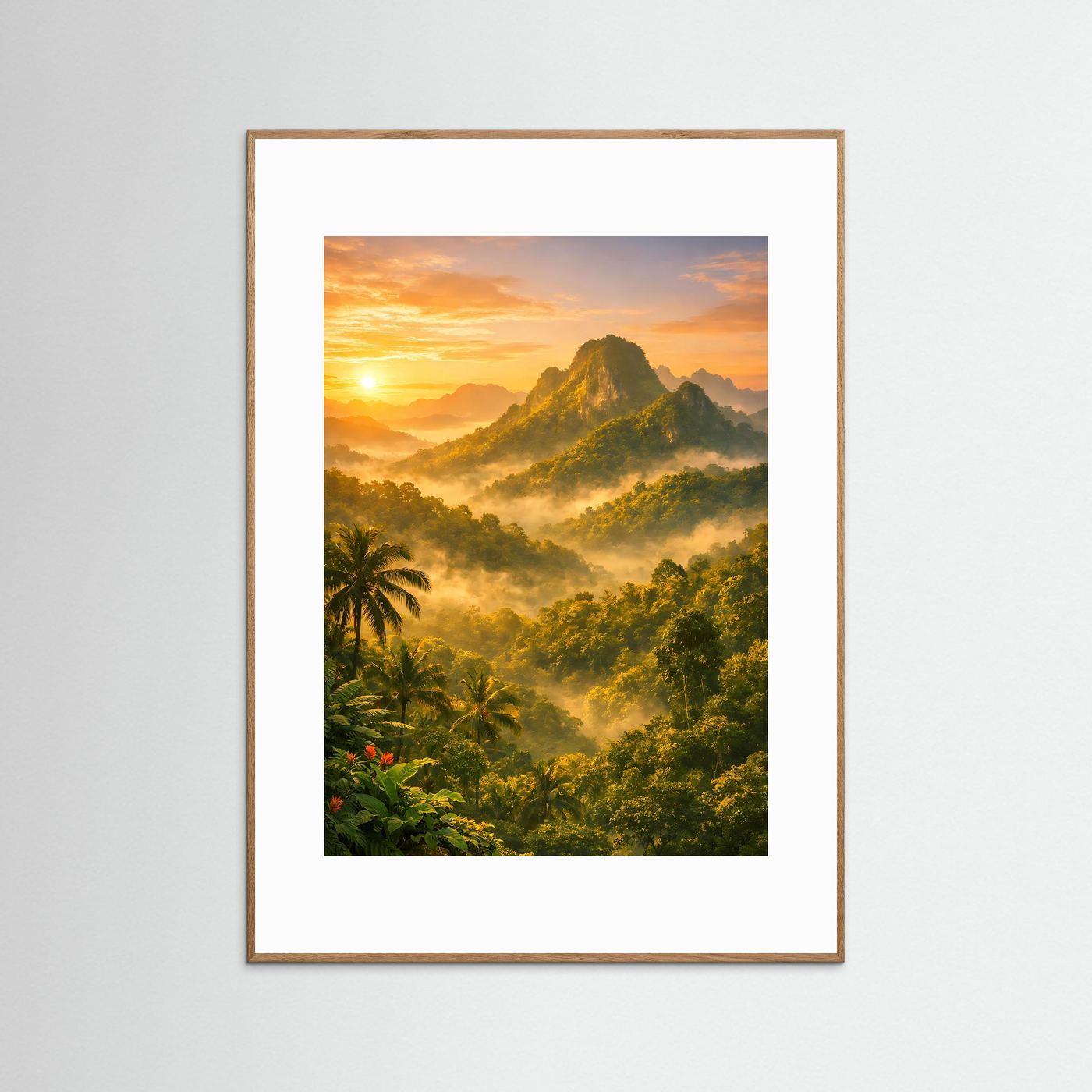 Vertikales Berg-Poster mit Dschungel und Sonnenaufgang im hellem Holzrahmen