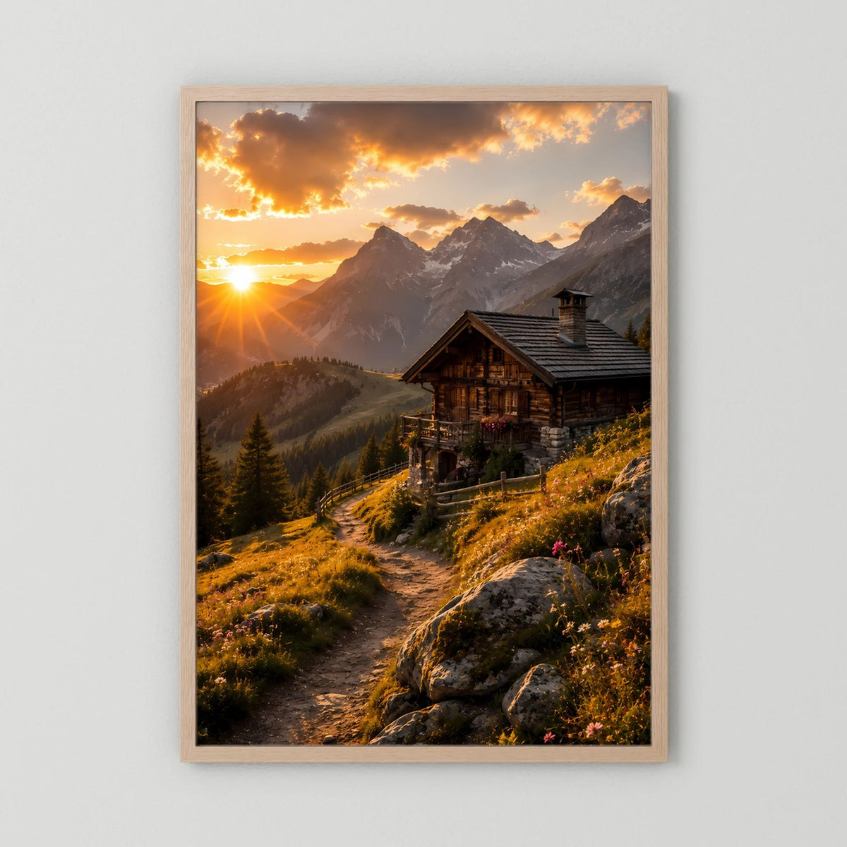 Hochformat-Poster mit hellem Holzrahmen: Berghütte im Sonnenuntergang, felsiger Pfad