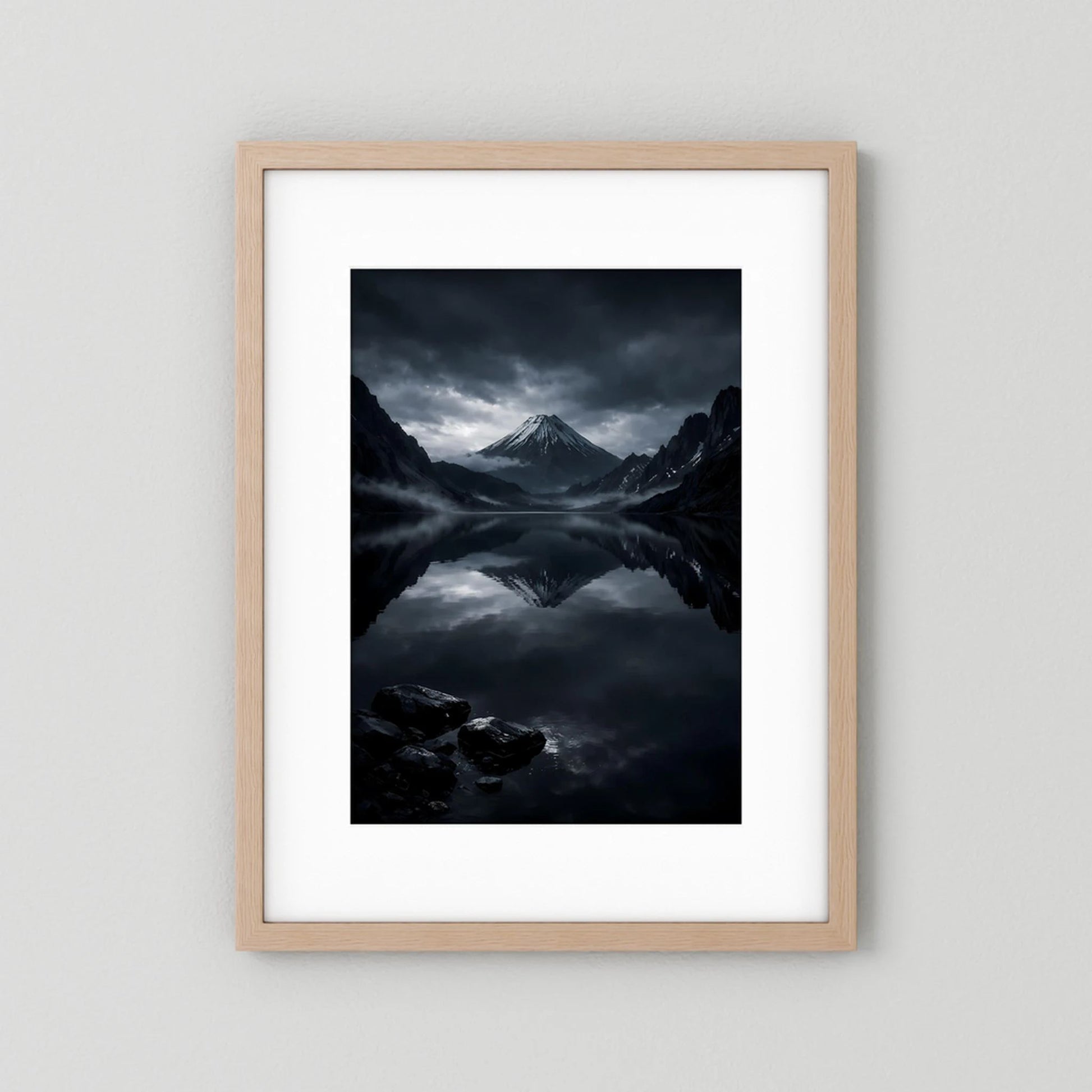 Wandbild mit Bergsee und Vulkankegel, spiegelnde Berge, heller Holzrahmen