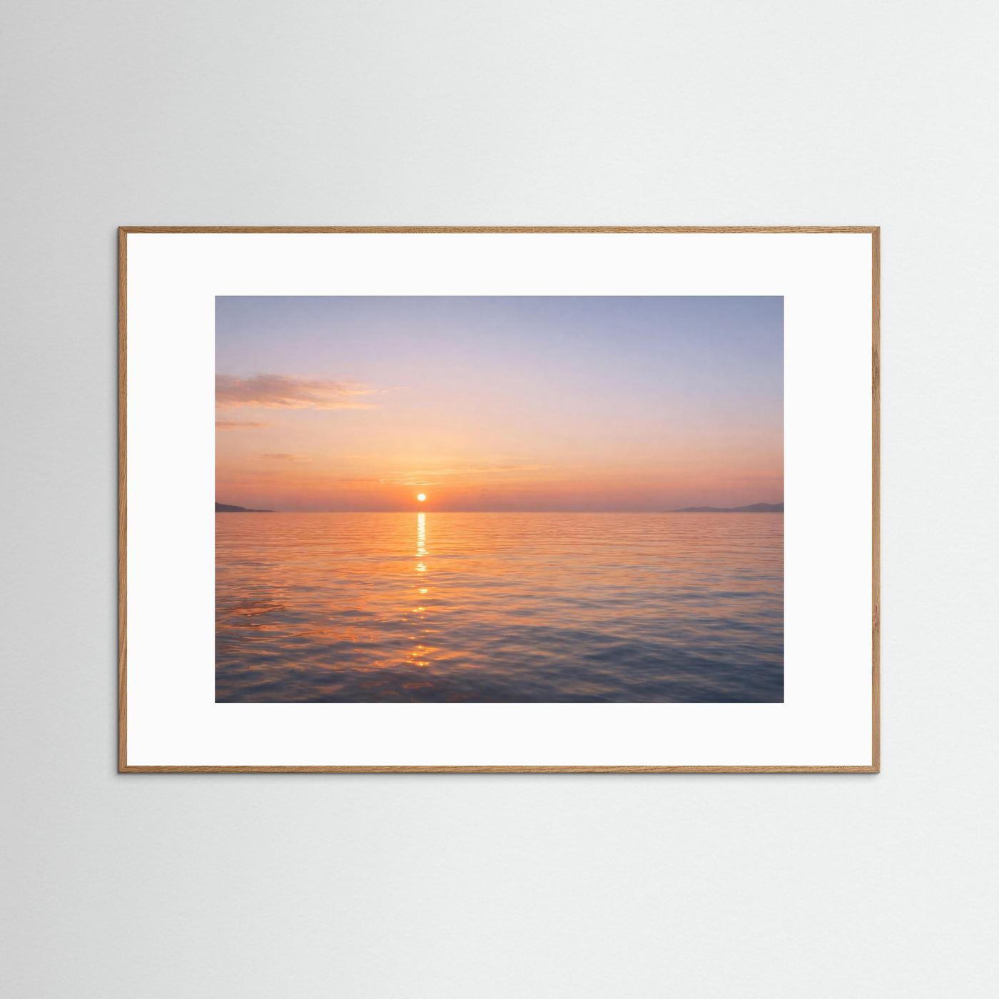 Gerahmtes Panorama-Poster mit Sonnenuntergang über ruhigem Meer, brauner Rahmen