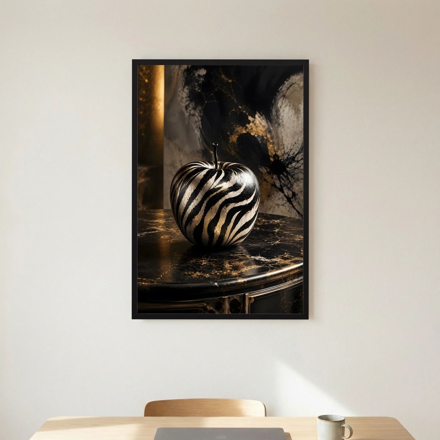 Hochformat-Kunstposter mit zebra-gestreiftem Apfel im schwarzen Rahmen
