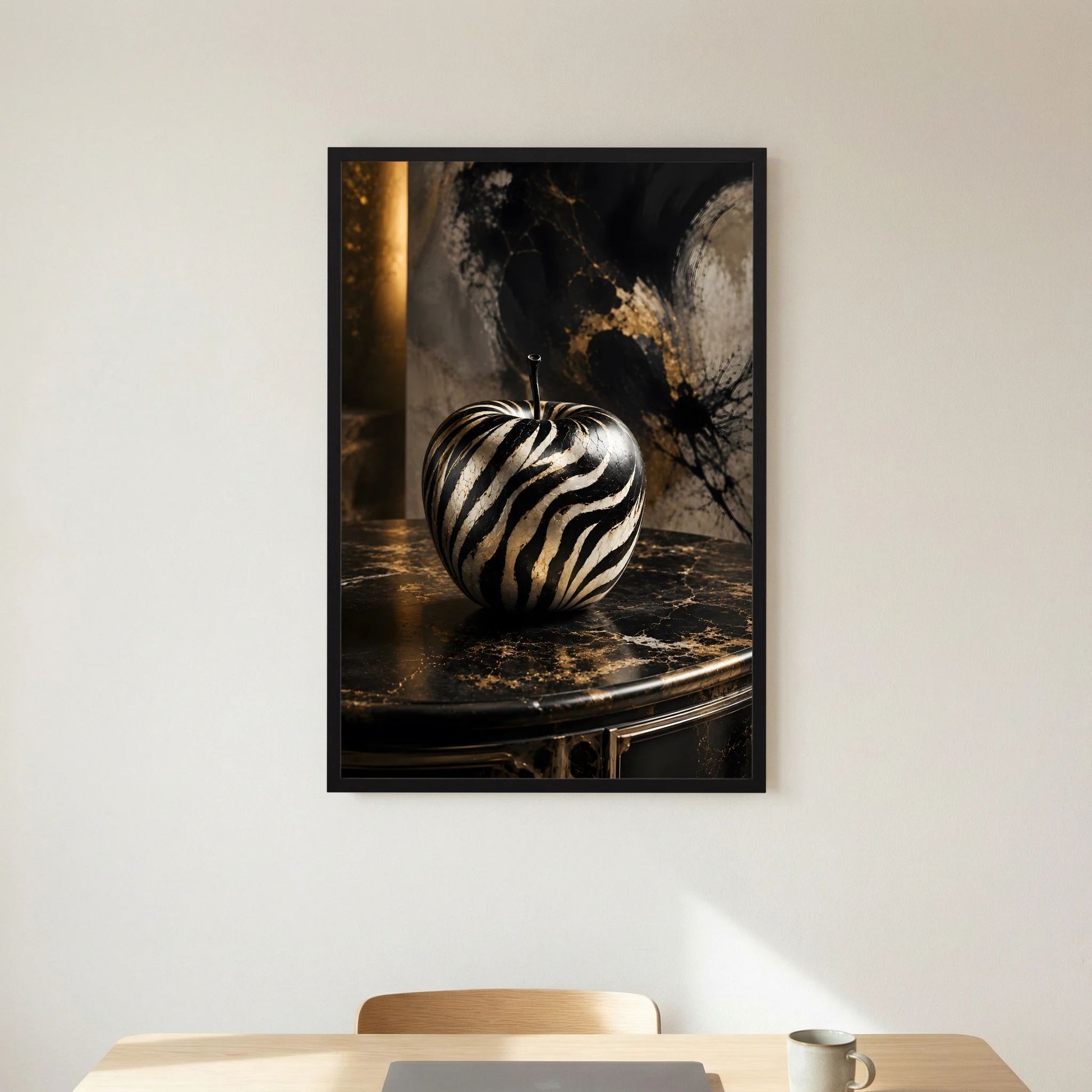 Hochformat-Kunstposter mit zebra-gestreiftem Apfel im schwarzen Rahmen