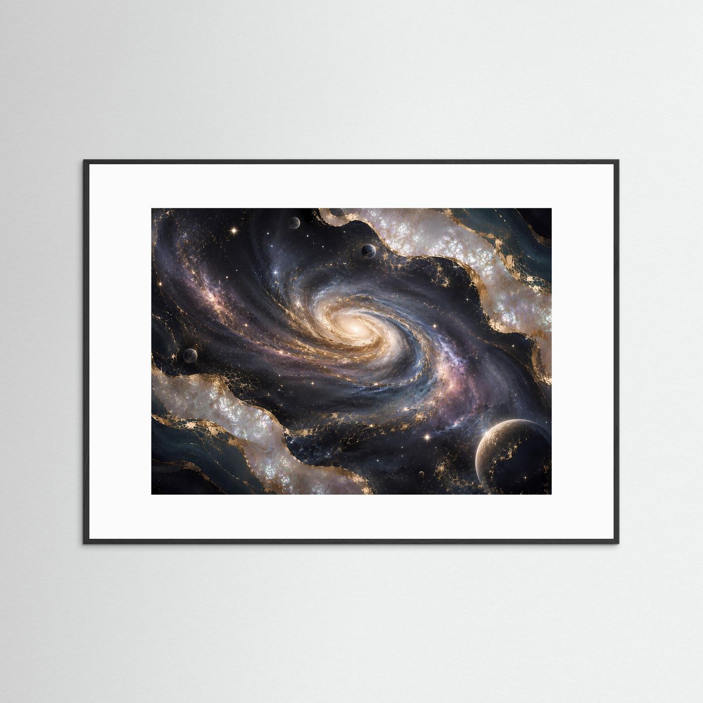 Gerahmtes Poster im Querformat mit Spiralgalaxie, dunkelblauem All und goldenen Planeten, schwarz/weiß