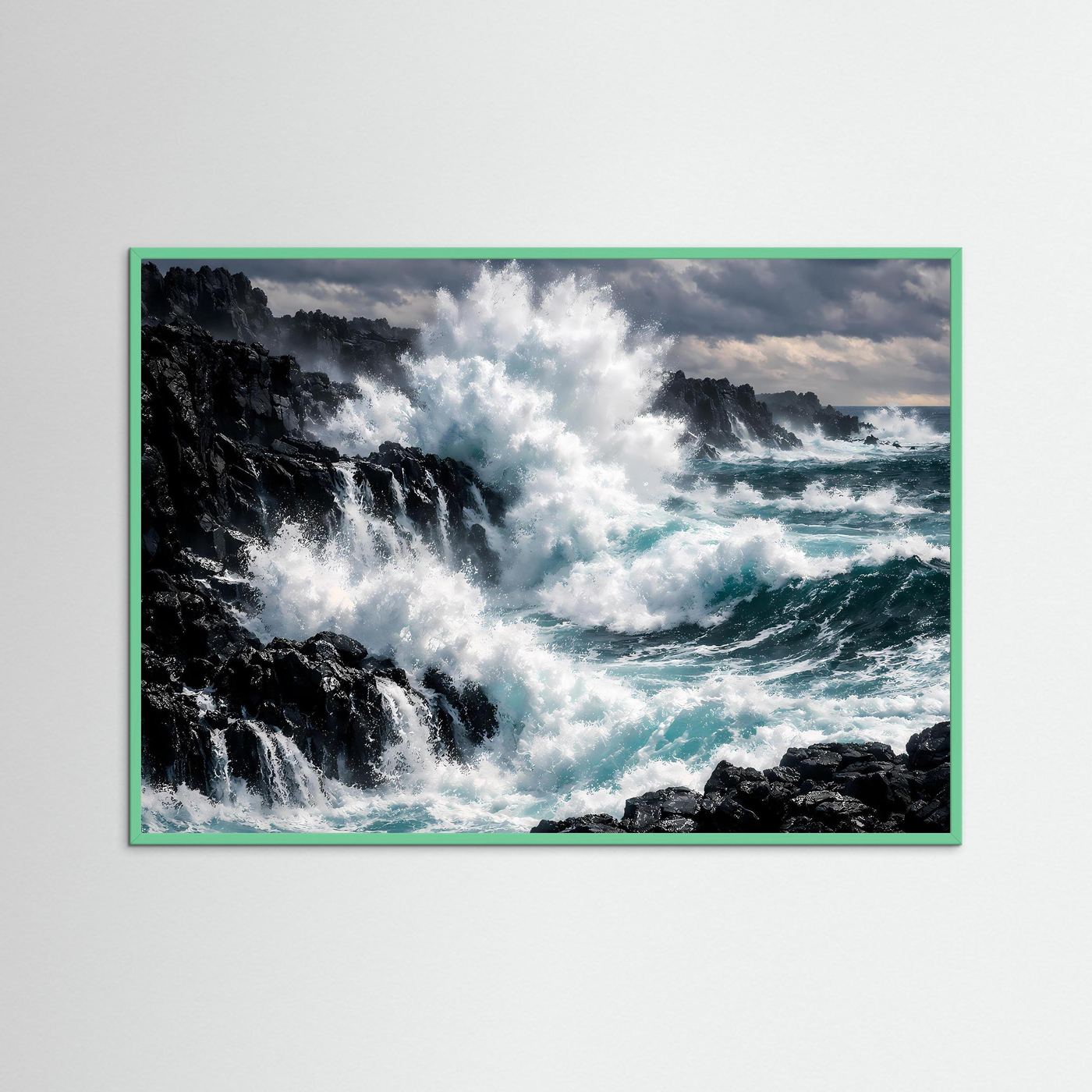 Meer-Wandbild mit Steinküste, Wellen und Felsen im grünen Holzrahmen.