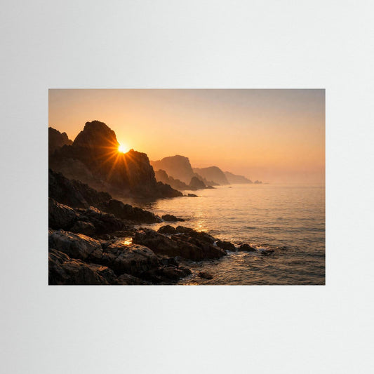 Naturposter mit Küste bei Sonnenuntergang, Felsen und Meer ohne Rahmen