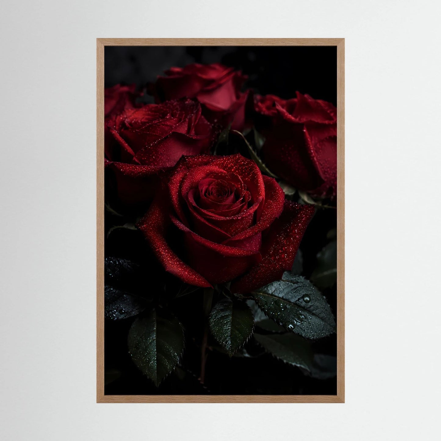 Gerahmtes Hochformat-Poster mit dunkelroten Rosen und Tautropfen, helle Holzrahmenkante