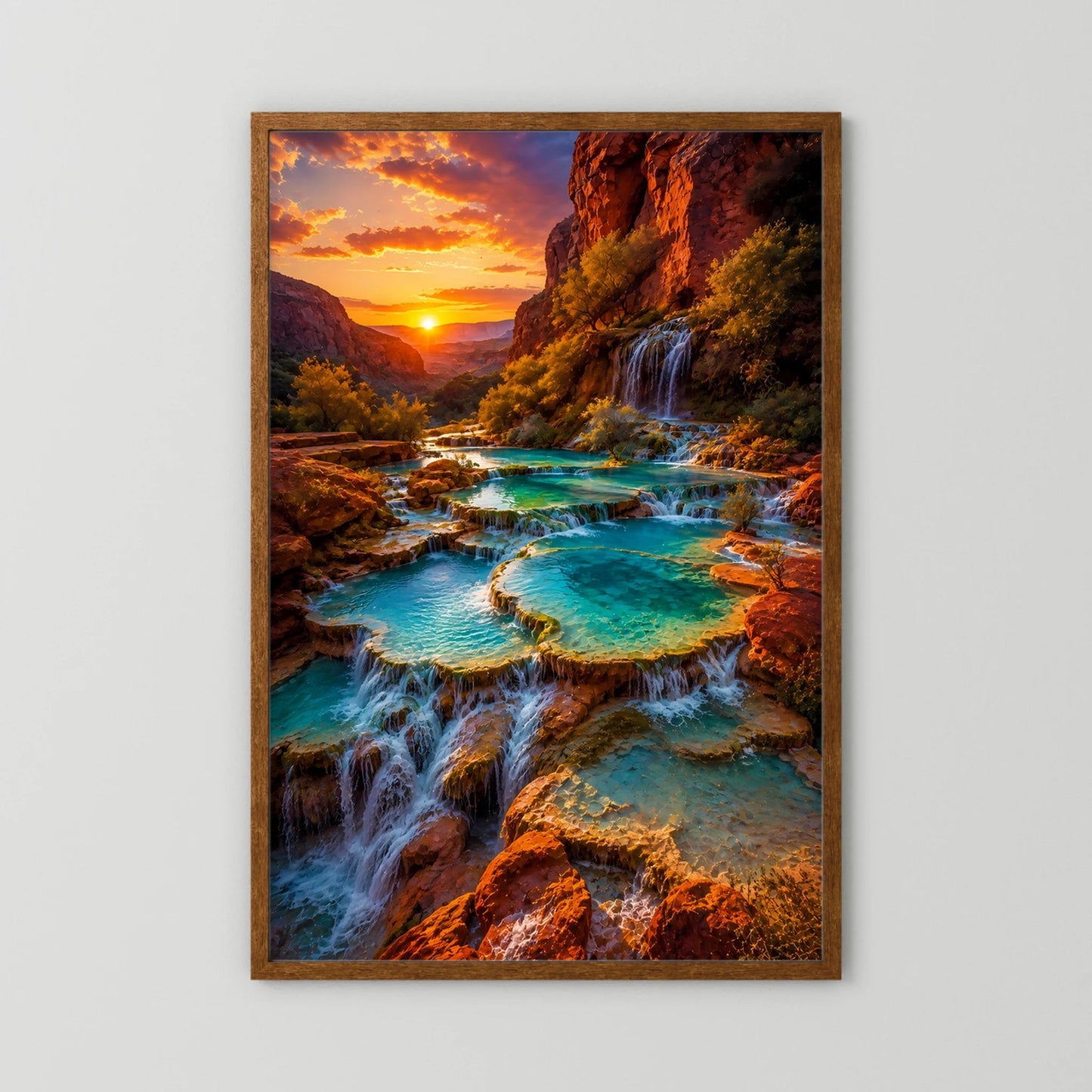 Hochformat-Poster mit braunem Holzrahmen: Canyon-Wasserfälle, türkisfarbene Becken und untergehende Sonne