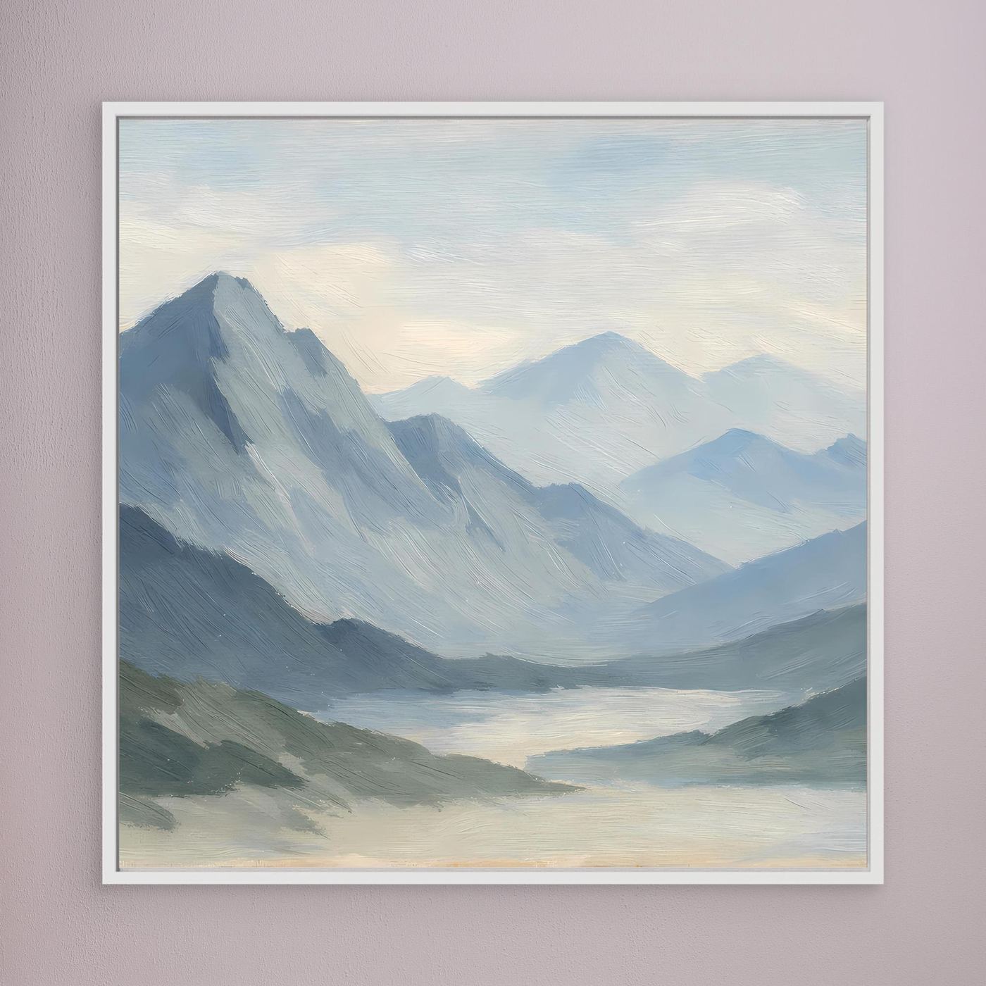 Leinwandbild mit Berglandschaft im Nebel, weiße Einfassung, ruhige Alpenfarben.