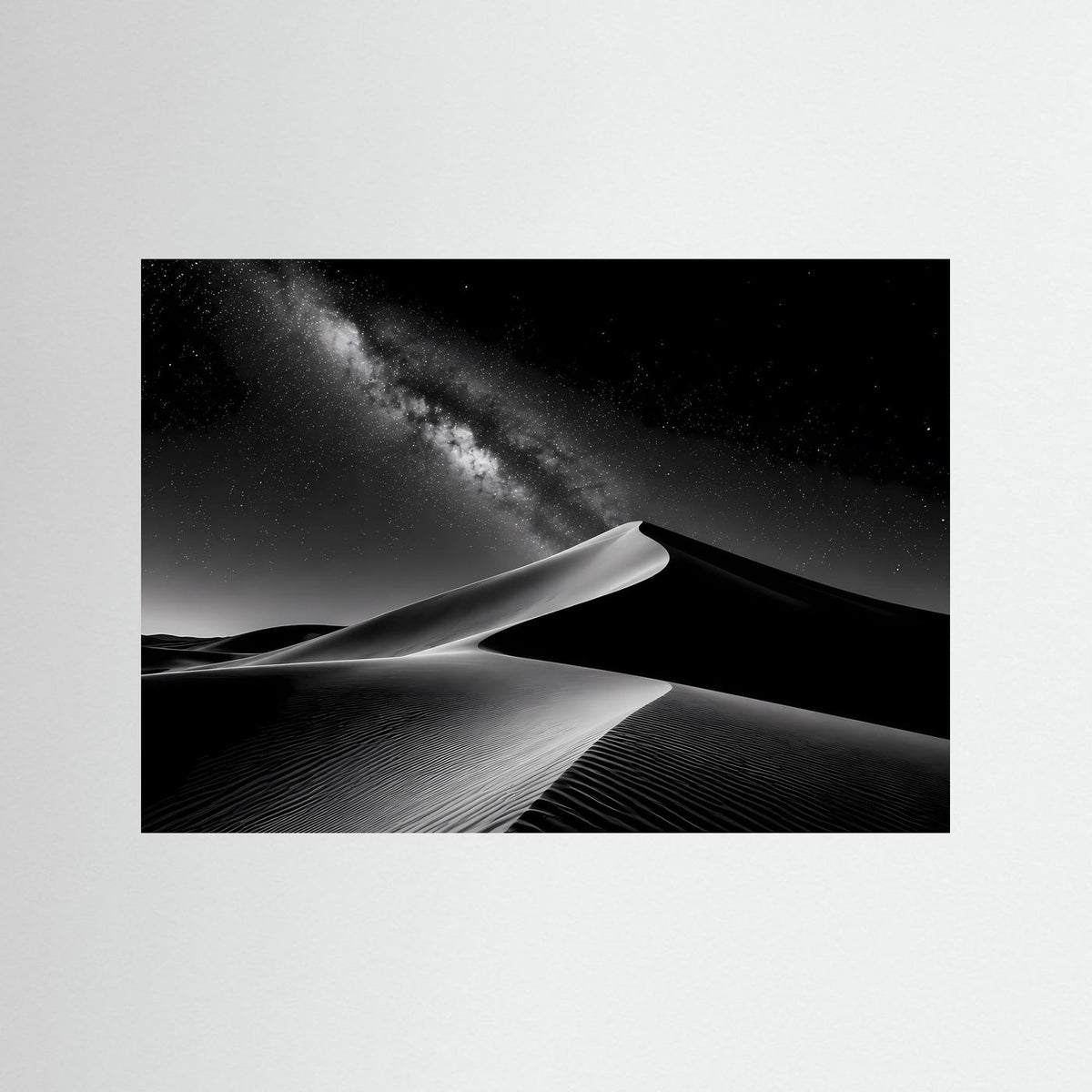 Querformat-Poster mit Schwarzweiß-Fotografie von Sanddünen und Milchstraße am Nachthimmel
