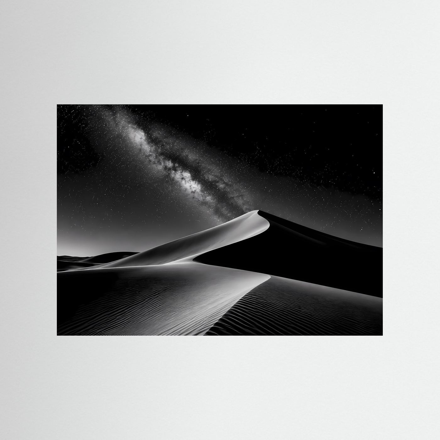 Querformat-Poster mit Schwarzweiß-Fotografie von Sanddünen und Milchstraße am Nachthimmel