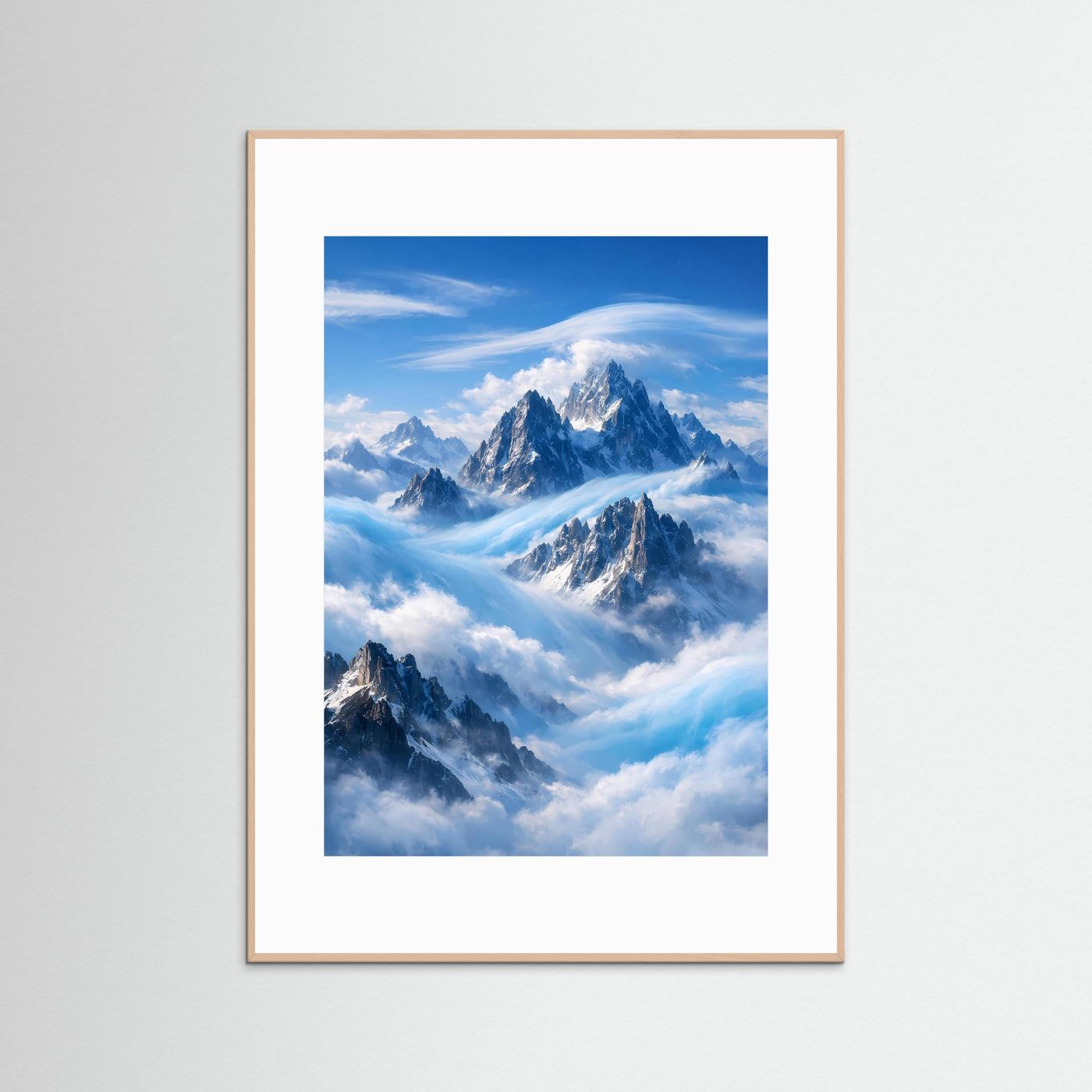 Alpenposter Hochformat: schneebedeckte Gipfel, Wolken & Nebel, heller Holzrahmen