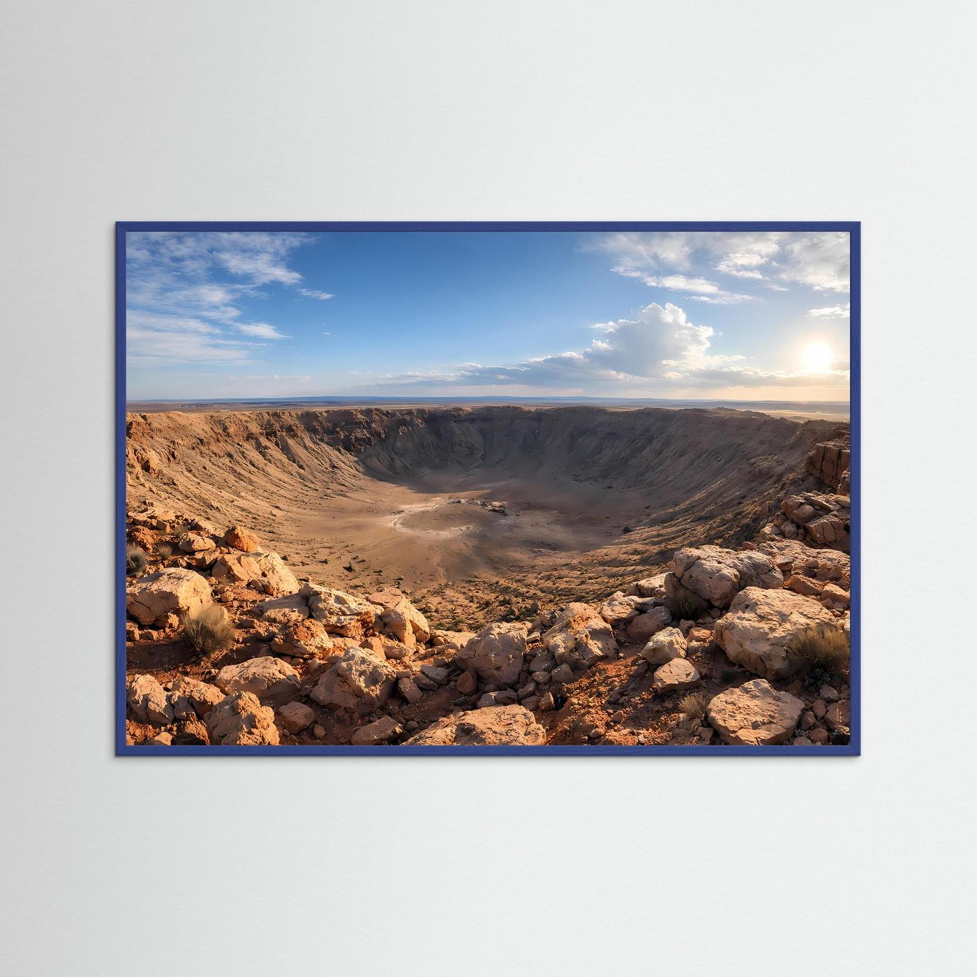 Naturfotografie-Poster mit blauem Rahmen: gigantischer Meteoritenkrater in der Wüste
