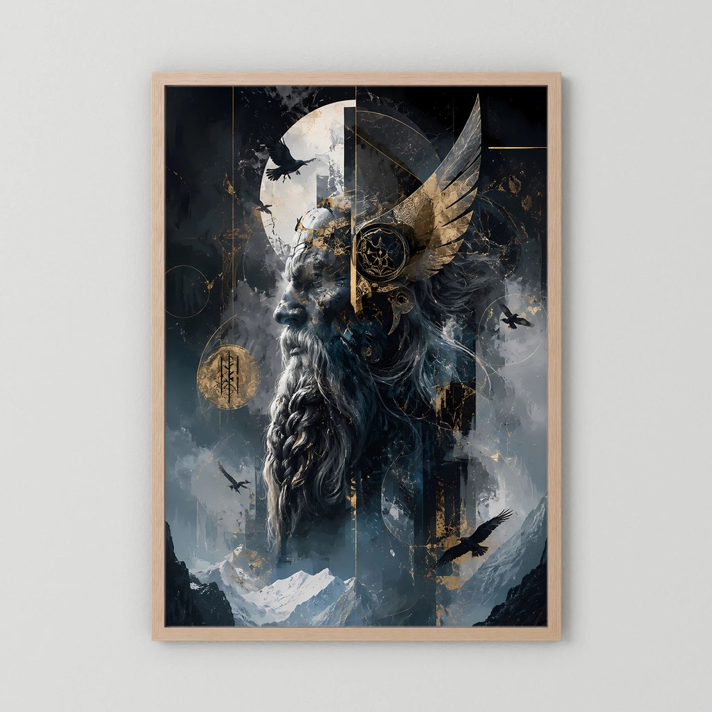 Hochformatiges Poster mit Wikingerkrieger, Raben und goldenen Amuletten, im hellen Holzrahmen.