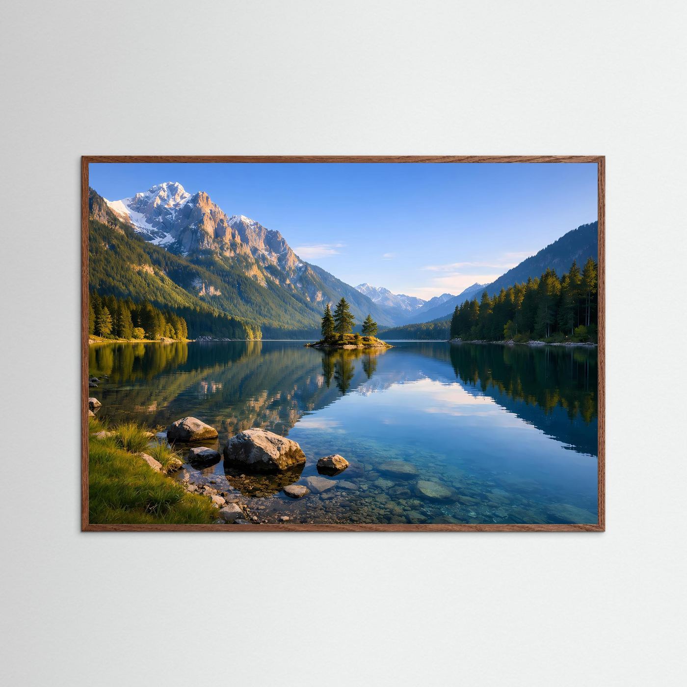 Panorama-Wandbild mit Bergsee und Alpenpanorama im braunen Holzrahmen