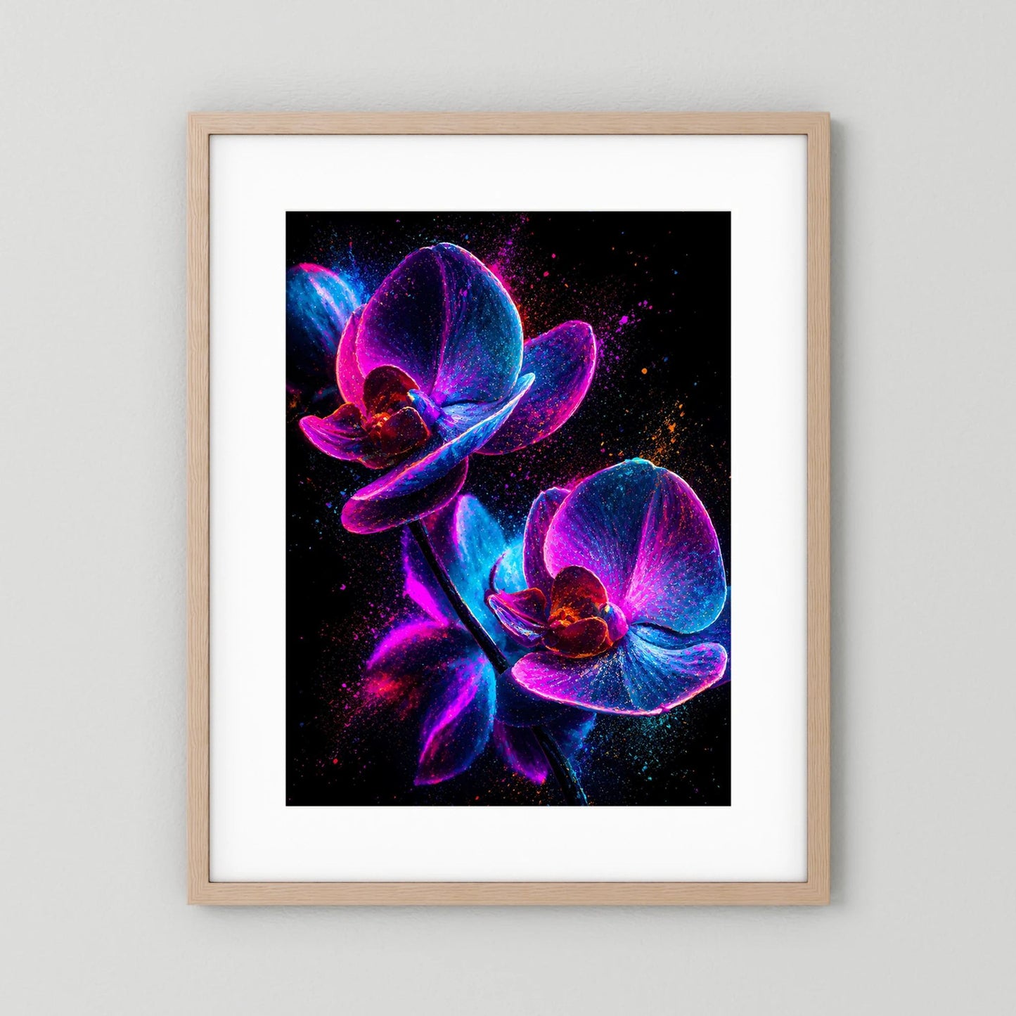 Leuchtendes Orchideenposter mit schwarzem Hintergrund, pink-blauem Lichtmotiv, im Holzrahmen mit weißem Rand