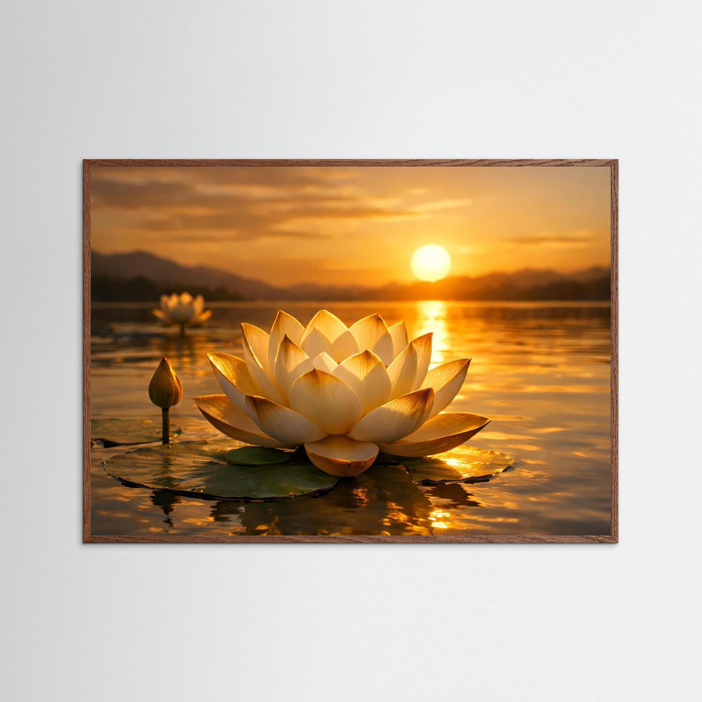 Poster mit Lotusblüte im Sonnenuntergang, braun gerahmt
