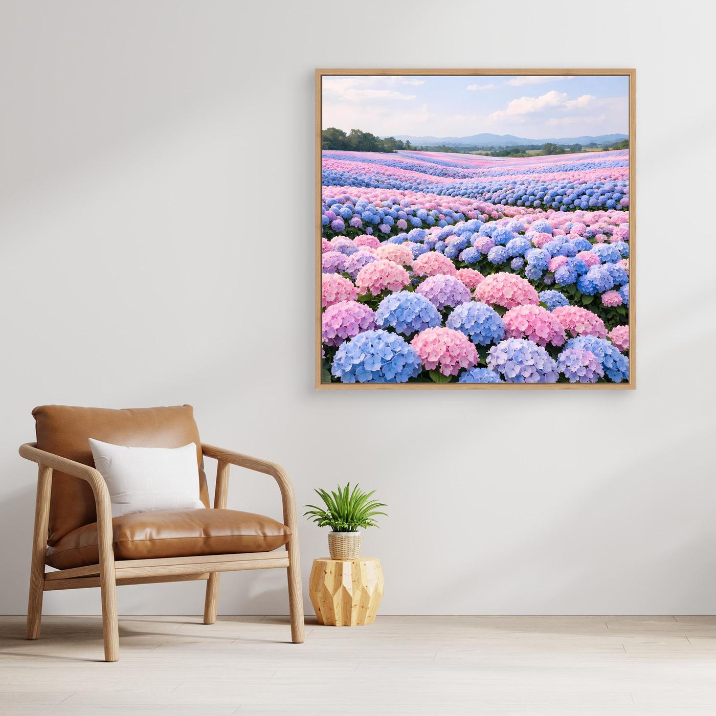 Leinwandbild mit Hortensienfeld in Pastellrosa und Hellblau, gerahmt in hellem Holz