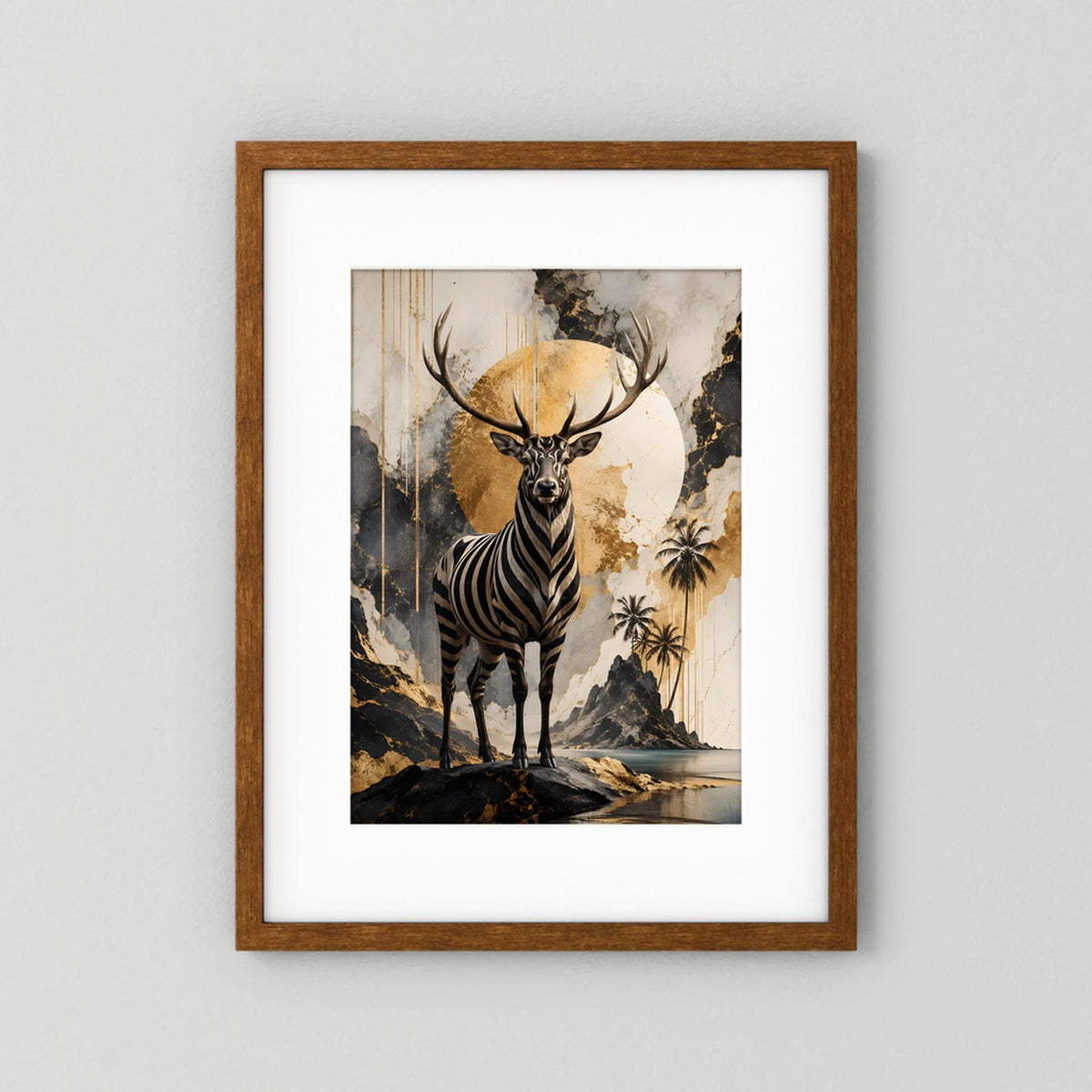 Kunstposter im Hochformat im braunen Holzrahmen: Zebramuster-Hirsch mit goldenen Akzenten