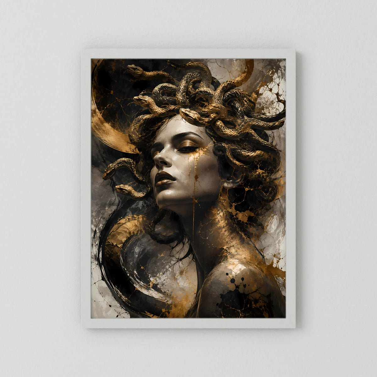 Poster im Hochformat mit Medusa-Frau in Schwarz-Gold, weißer Rahmen