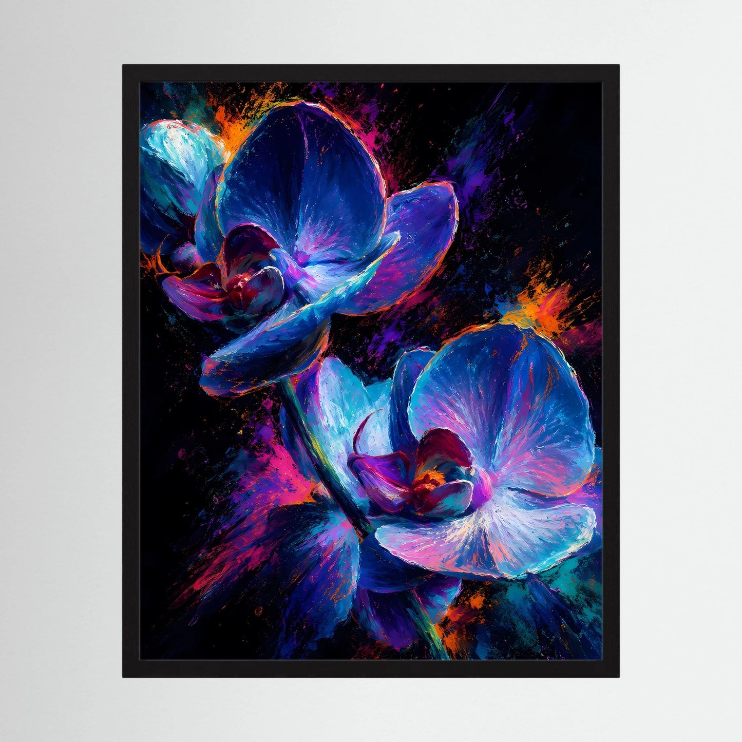 Gerahmtes Poster im Hochformat mit abstrakten Orchideenblüten in Blau und Pink auf schwarzem Hintergrund