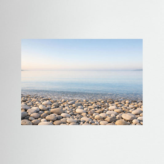 Panorama-Poster im Querformat: Steinstrand mit ruhigem Meer und Kieseln