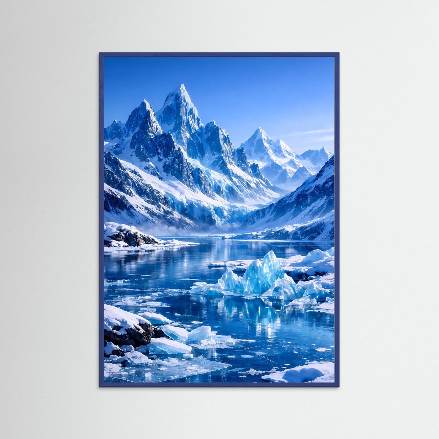Alpin-Poster im blauen Holzrahmen, Gletscherlandschaft in Blau und Weiß, hochformatig