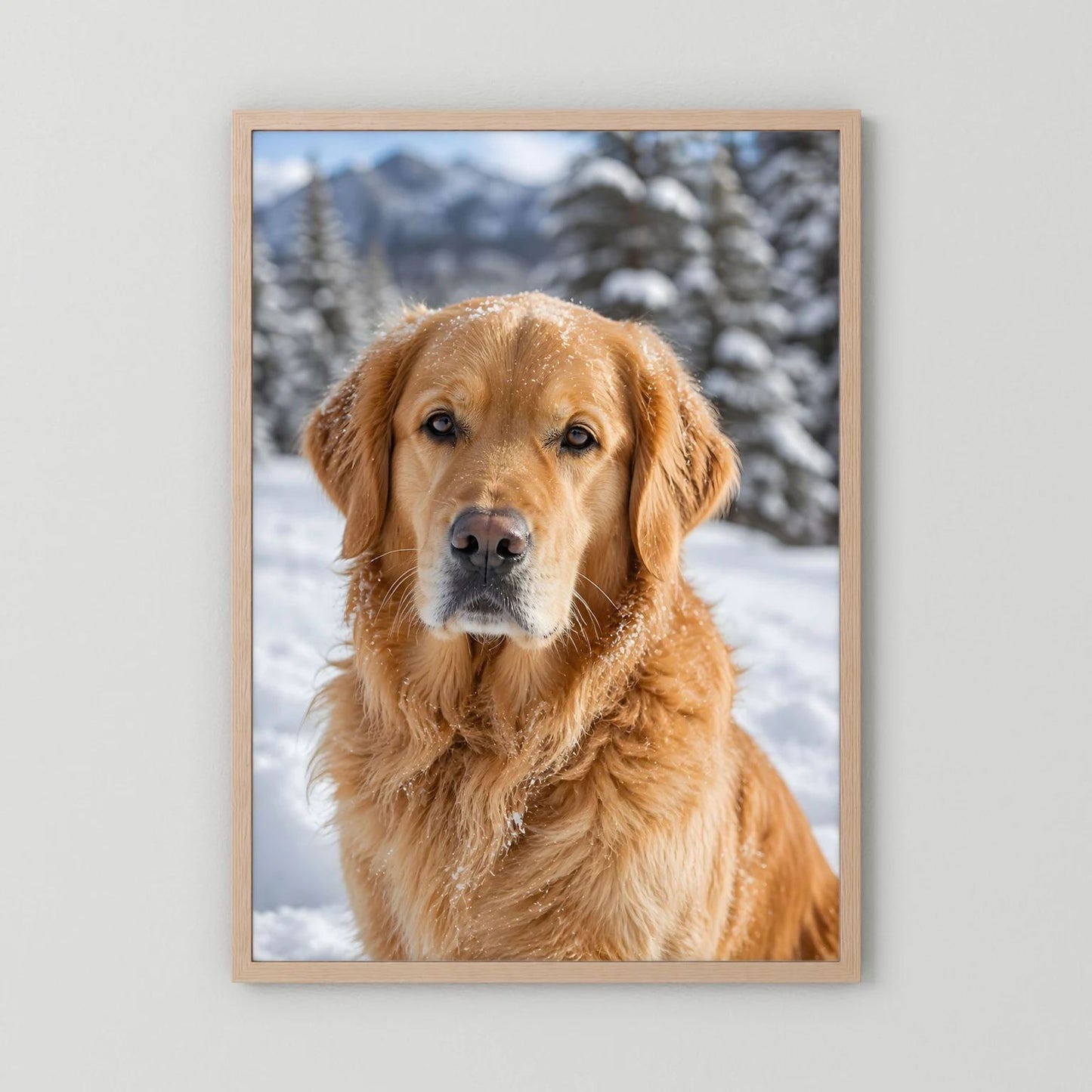 Hundeposter mit Golden Retriever im Schnee, im beigen Holzrahmen