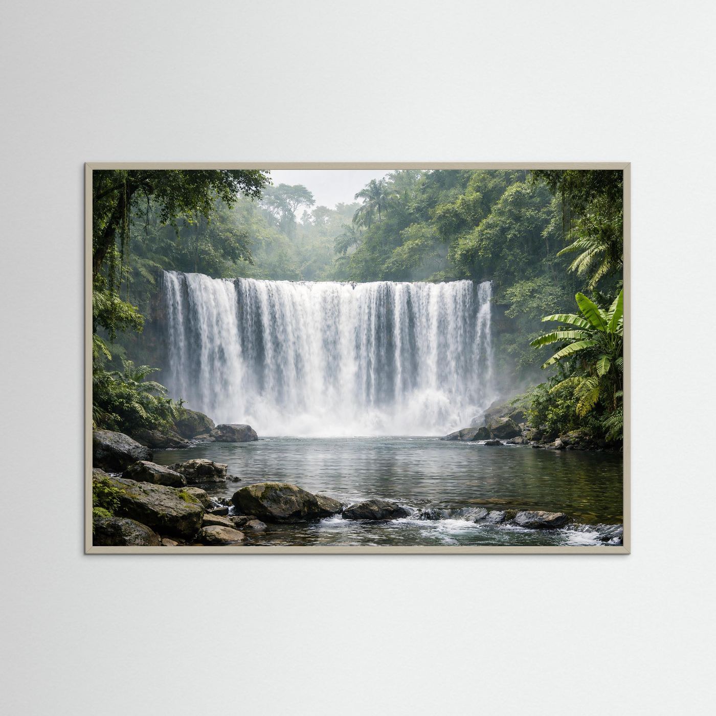 Naturposter Querformat im grauen Holzrahmen mit Wasserfall im Dschungel und Fluss
