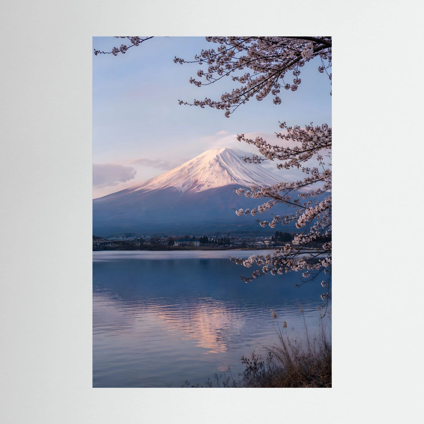 Hochformatiges Kunstposter: Berglandschaft mit Kirschblüten über ruhigem See
