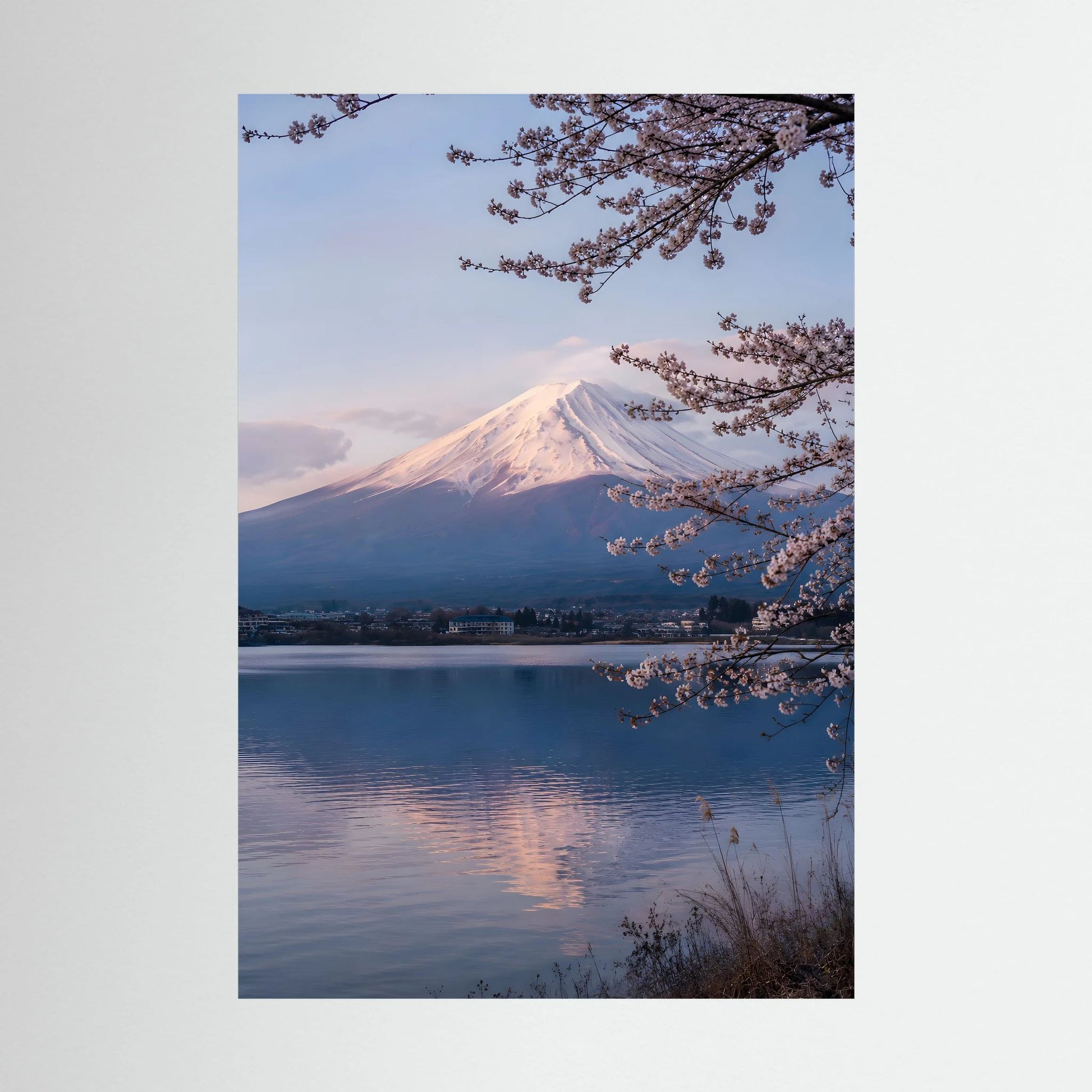 Hochformatiges Kunstposter: Berglandschaft mit Kirschblüten über ruhigem See