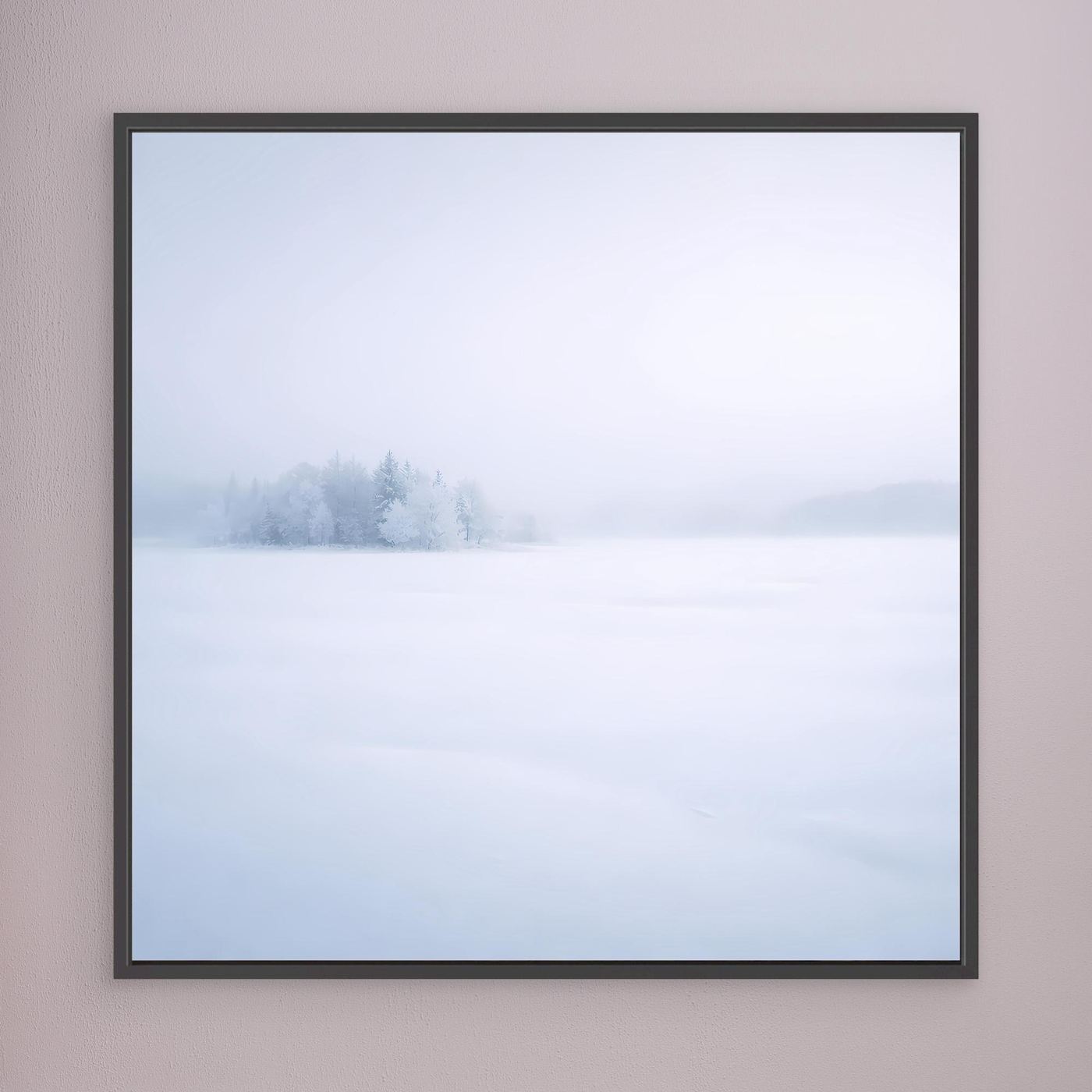 Leinwandbild mit verschneitem Wintersee und Nebel, schwarzer Rahmen