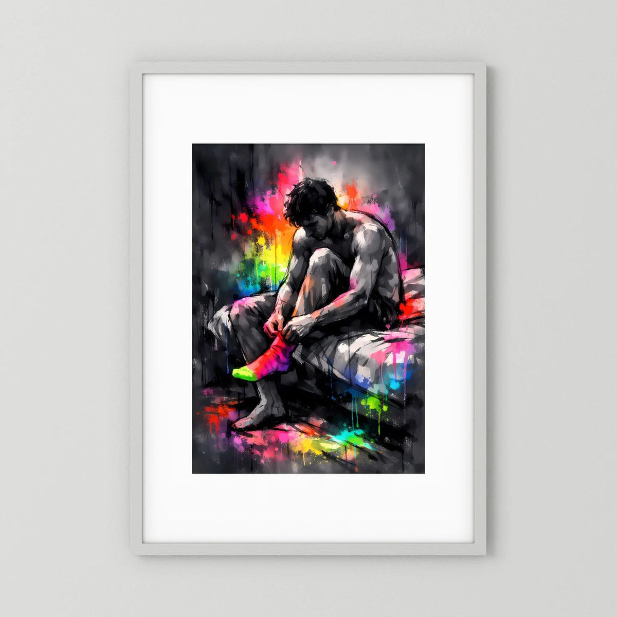 Gerahmtes Fitness-Poster: Mann sitzt und zieht Socken an, Neon-Farbspritzer