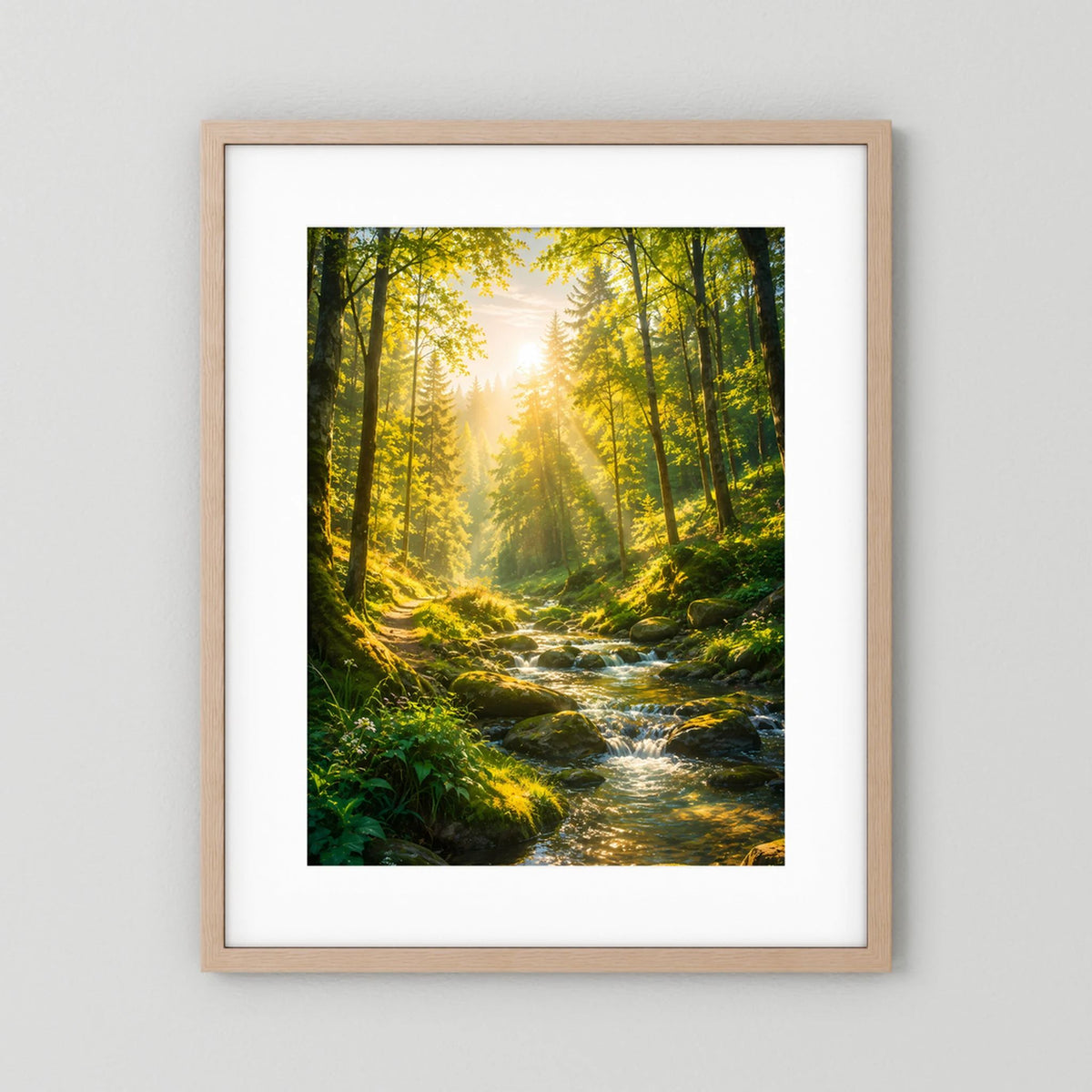 Poster mit hellem Holzrahmen und weißem Passepartout: Waldbach im grünen Wald, Hochformat