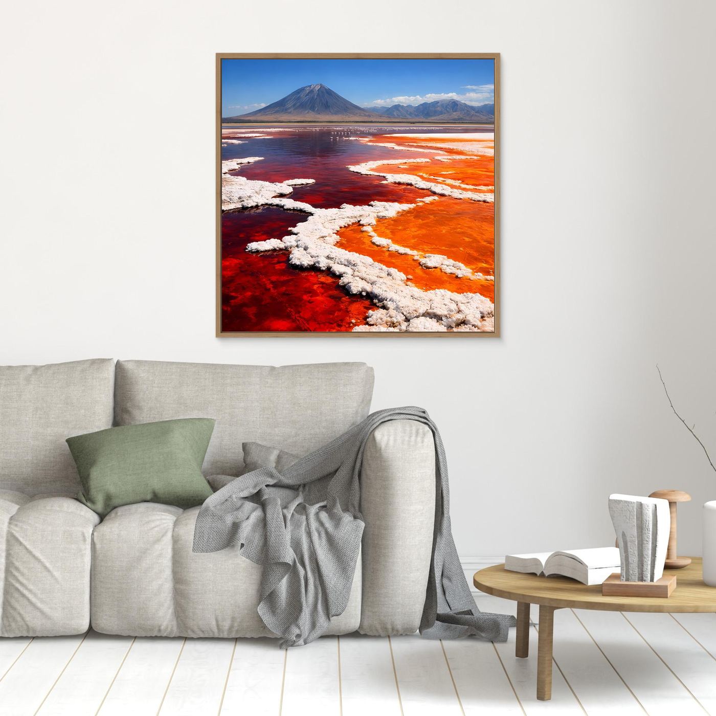 Kleines gerahmtes Leinwandbild mit Vulkan und rotem Salzsee, orangefarbene Uferstreifen, goldbrauner Rahmen