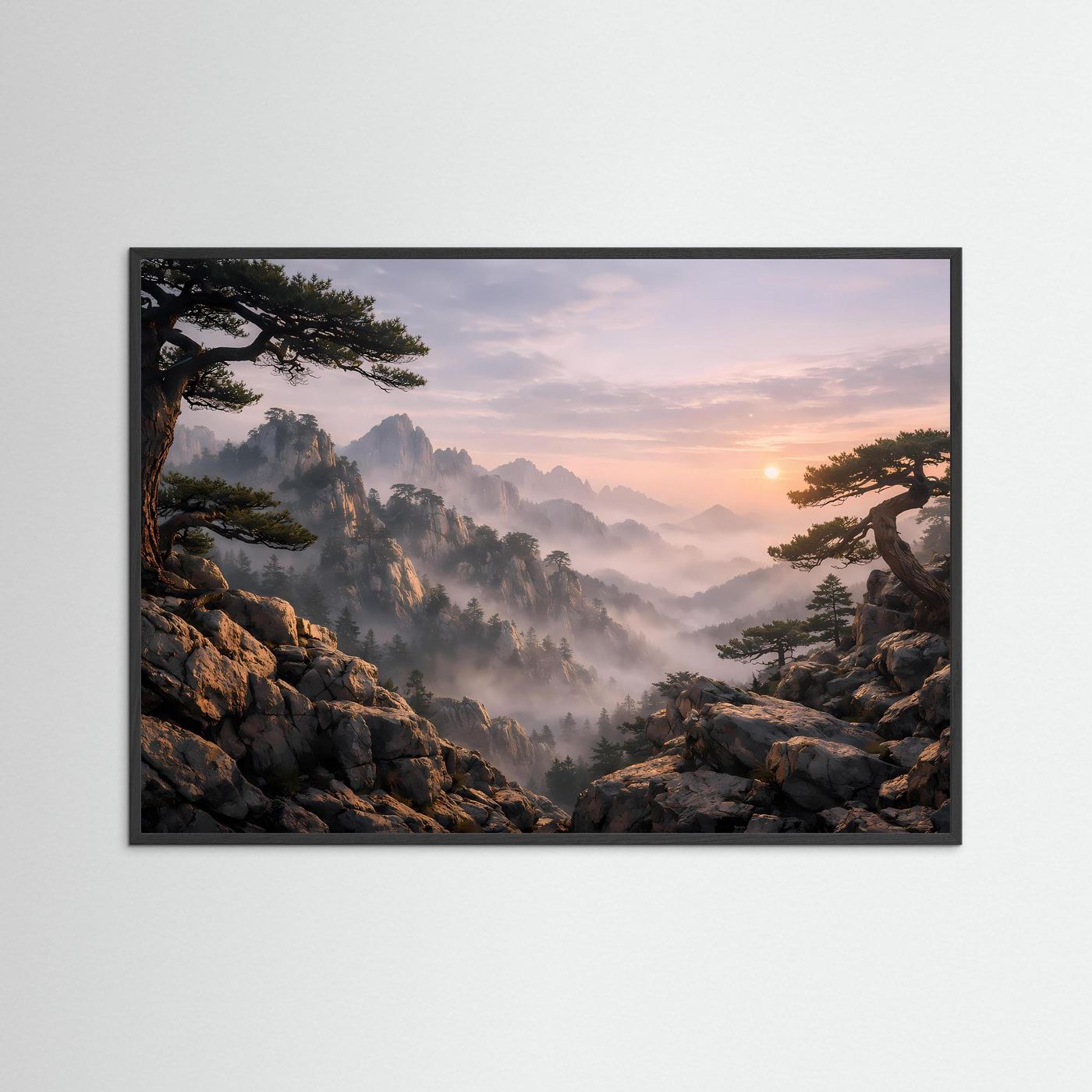 Gerahmtes Naturposter Querformat mit Nebelbergen, Felsklippen und Kiefern bei Sonnenaufgang