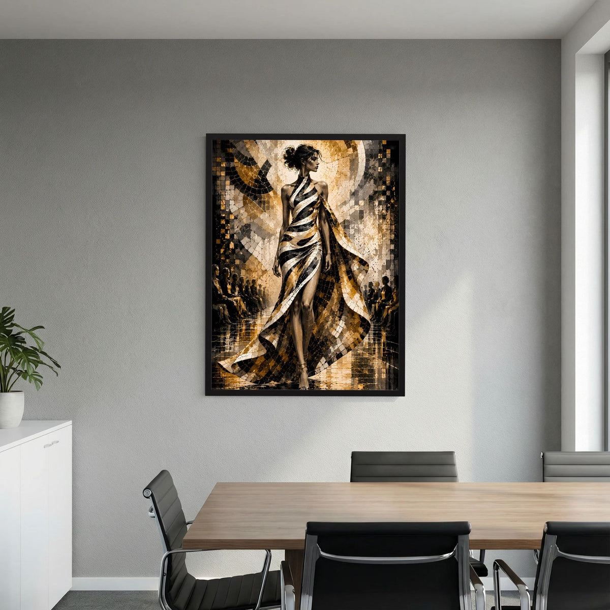 Poster mit Frauendarstellung in Schwarz-Gold-Weiß, marmorierte Mosaikoptik, schwarz gerahmt.