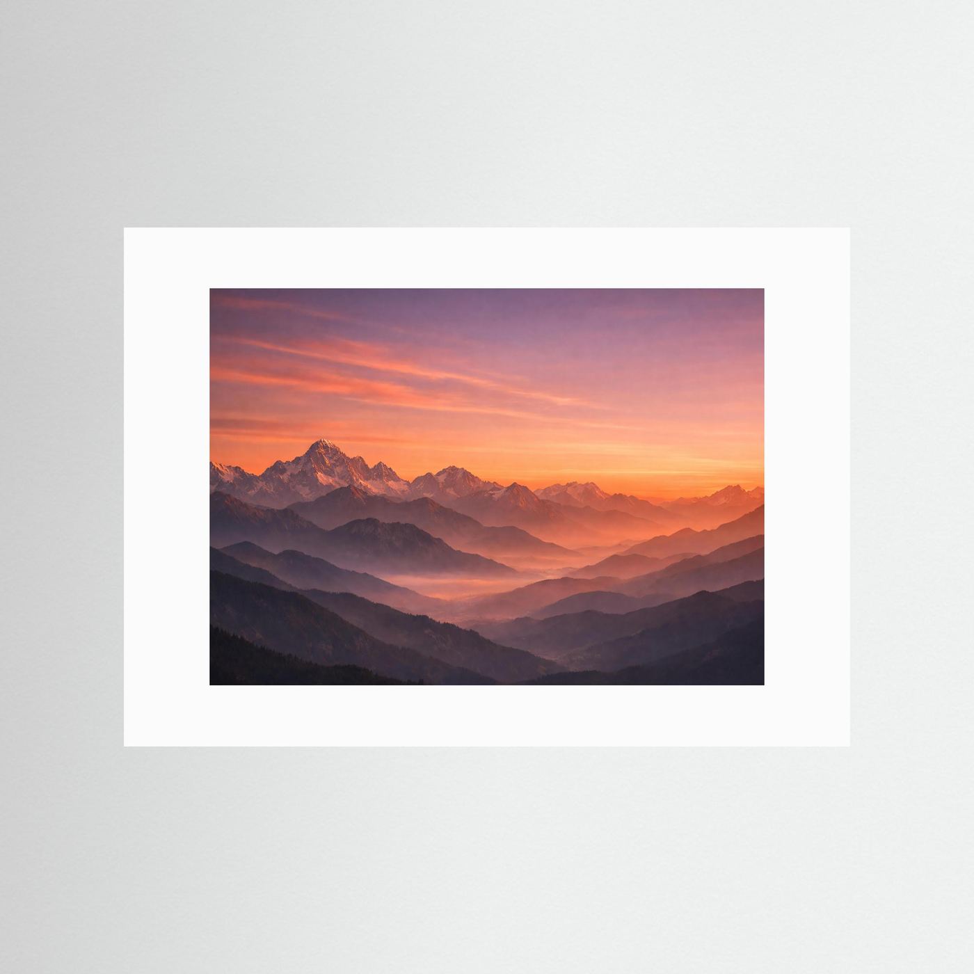 Poster mit Alpenpanorama bei Sonnenuntergang, mit weißem Passepartout