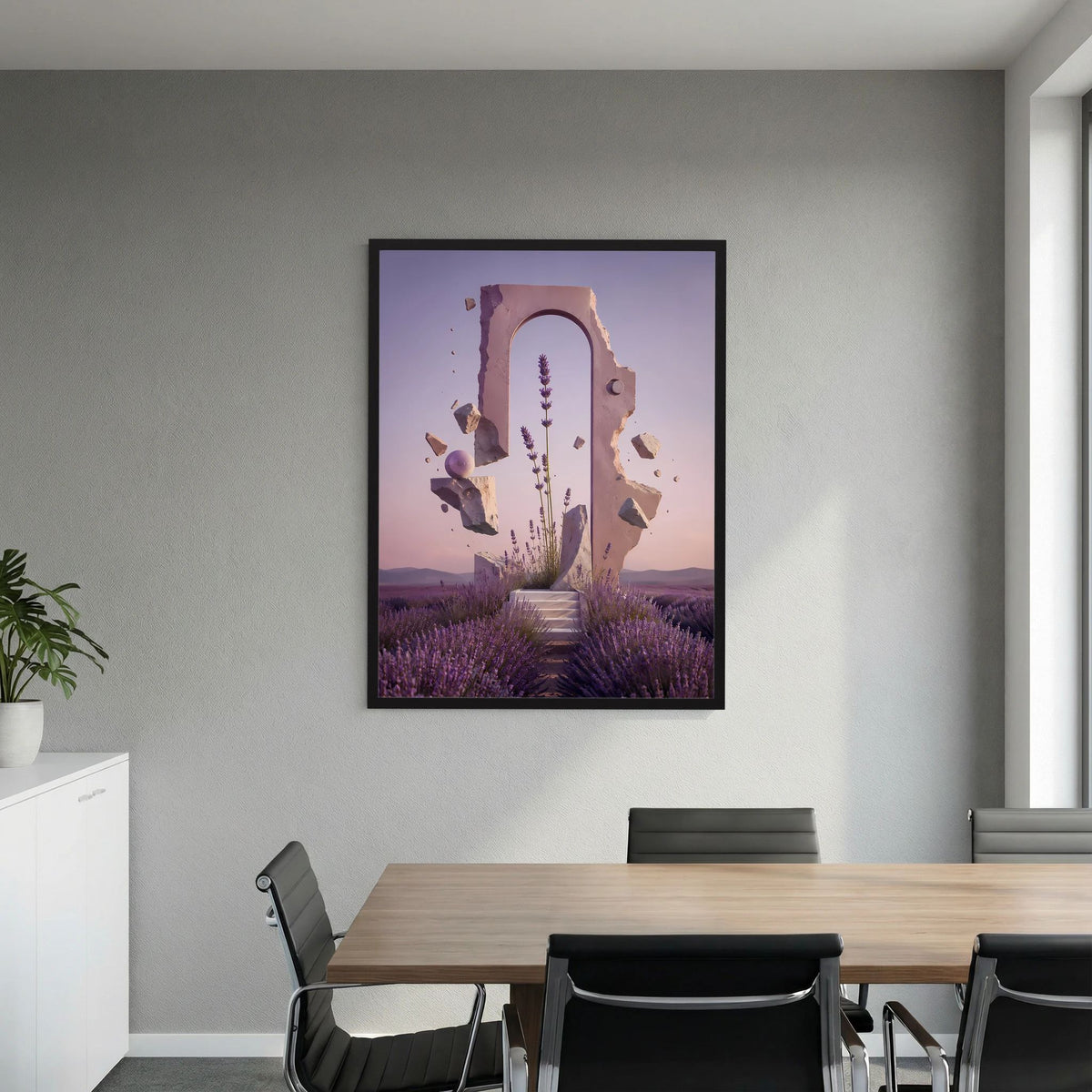 Gerahmtes Poster im Hochformat mit lila Lavendelmeer und zersplitterter Portalform