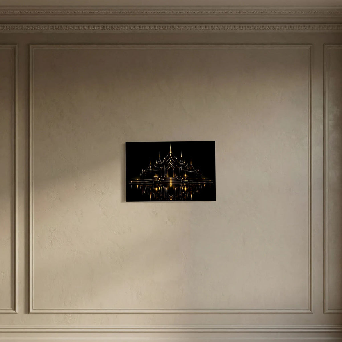 Wandbild im Querformat mit schwarzem Hintergrund und goldener Tempelarchitektur in der Mitte