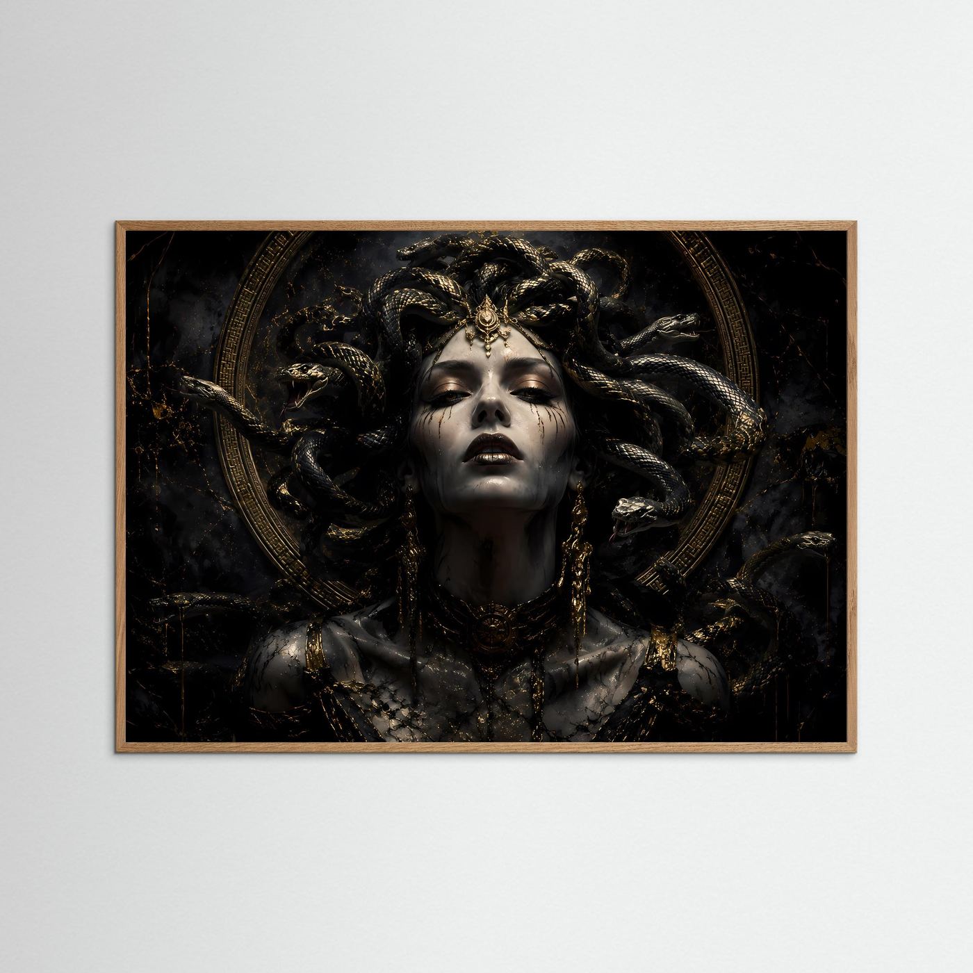Göttin Medusa in Schwarz und Gold | Mythologische Dark-Art Poster & Wandbild