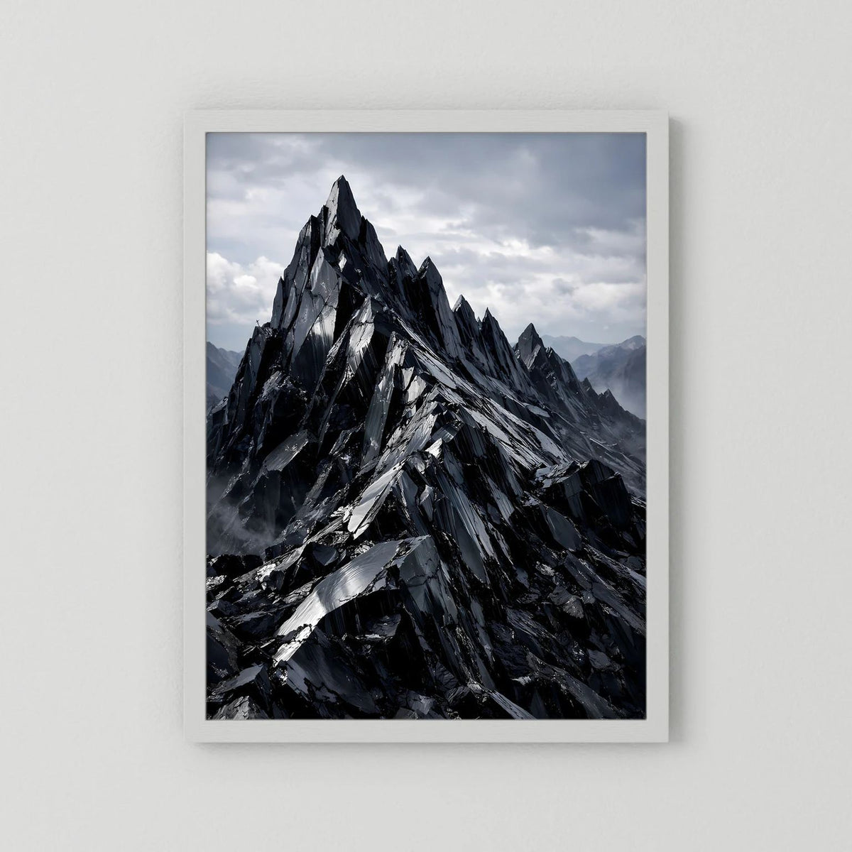 Wandbild-Poster mit weißem Rahmen und Kristallbergmotiv in Schwarz-Grau, Hochformat.