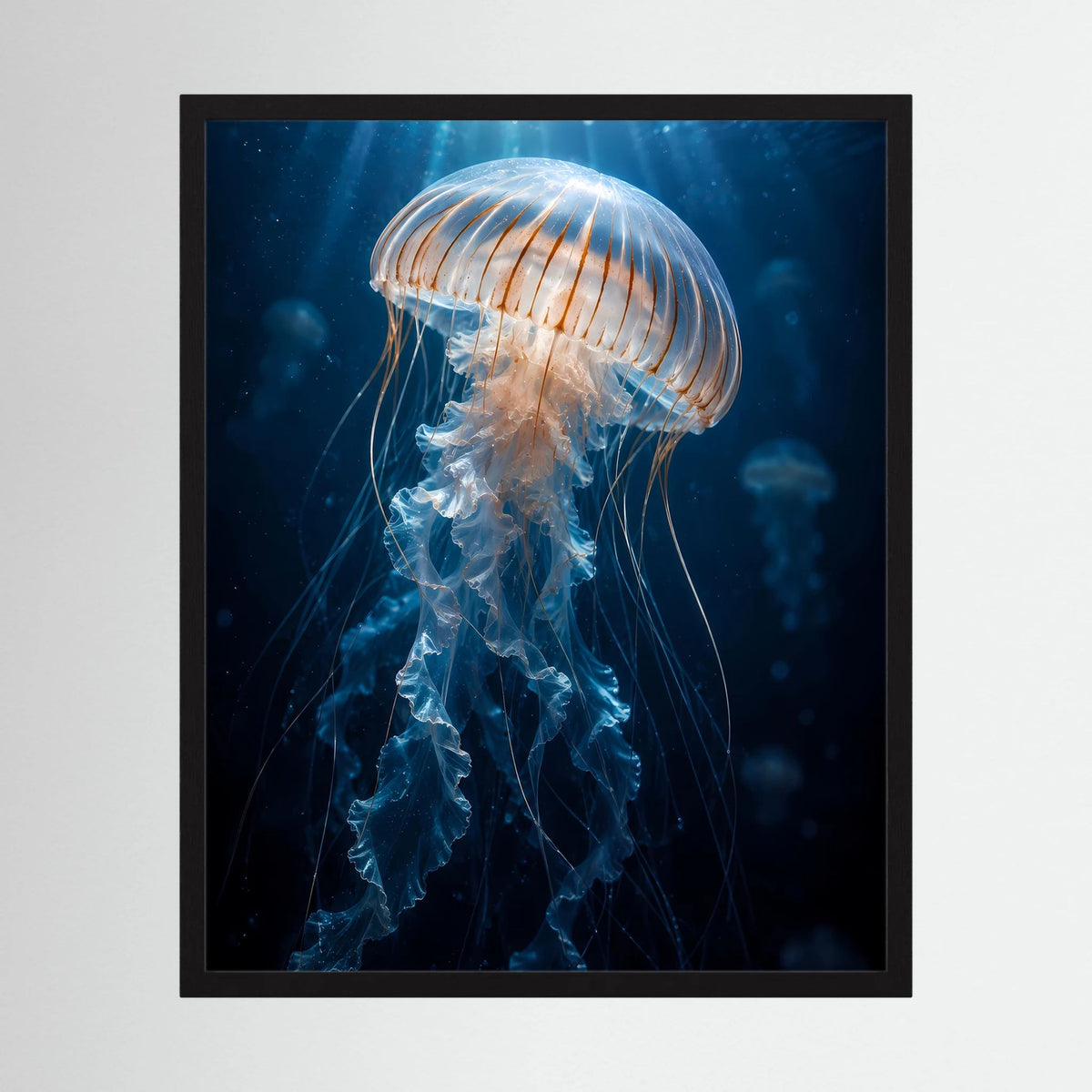 Hochformatiges Poster mit blauer Qualle unter Wasser im schwarzen Rahmen