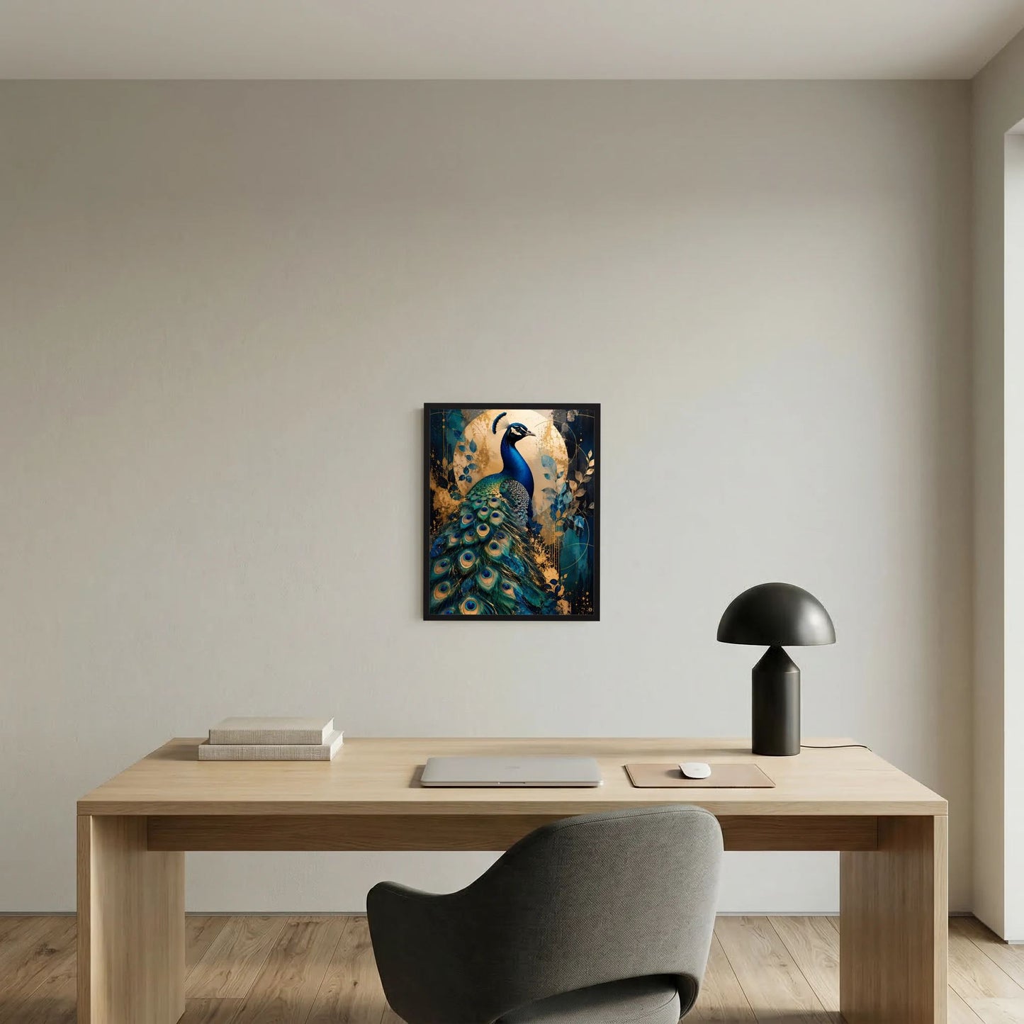 Gerahmtes Hochformat-Poster mit blauem Pfau und goldgelber Ornamental-Textur