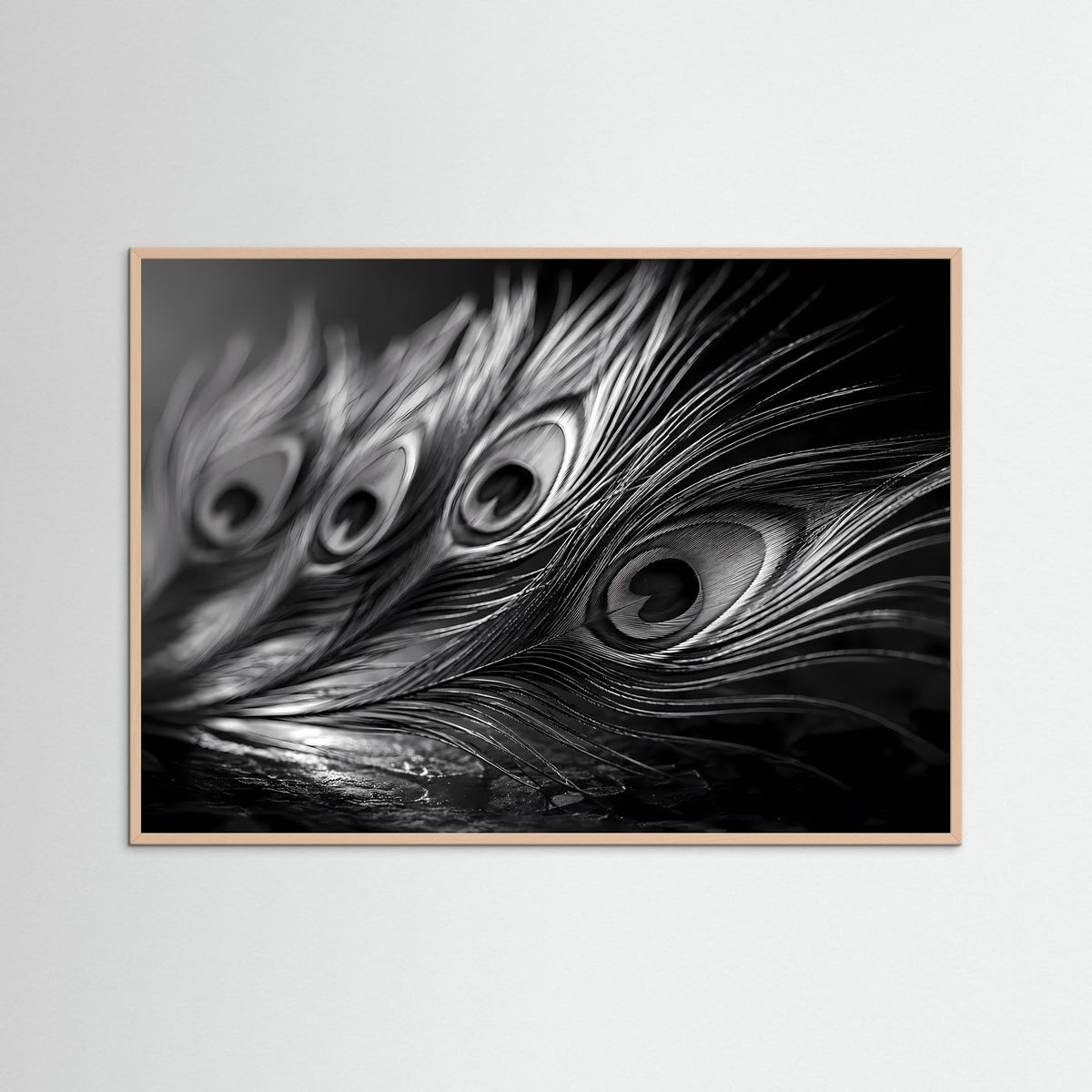 Schwarzweißes Pfauenfeder-Fotoposter mit Makro-Federaugen, Holzrahmen in Braun
