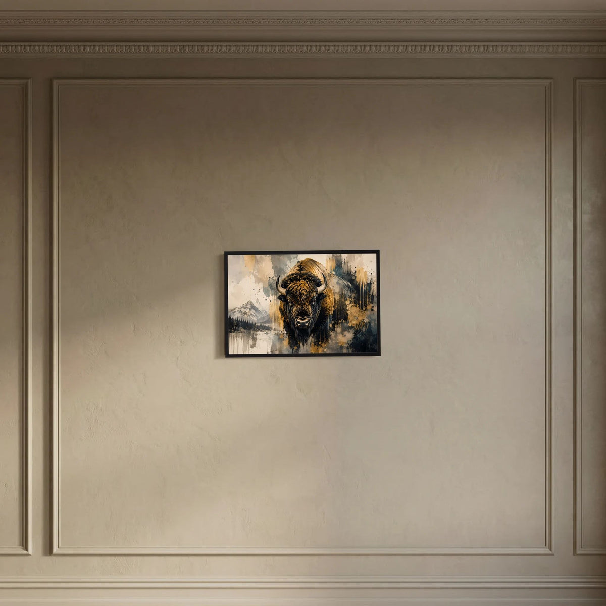 Wandposter im Querformat mit Büffelkopf in Schwarz und Gold, abstraktes Spritzbild, eleganter Rahmen