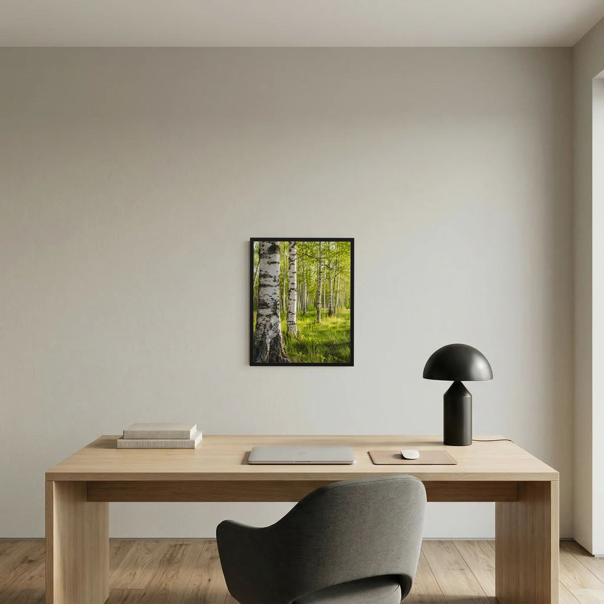 Hochformatiges Birkenwald-Poster im schwarzen Rahmen, Waldspaziergang-Wirkung