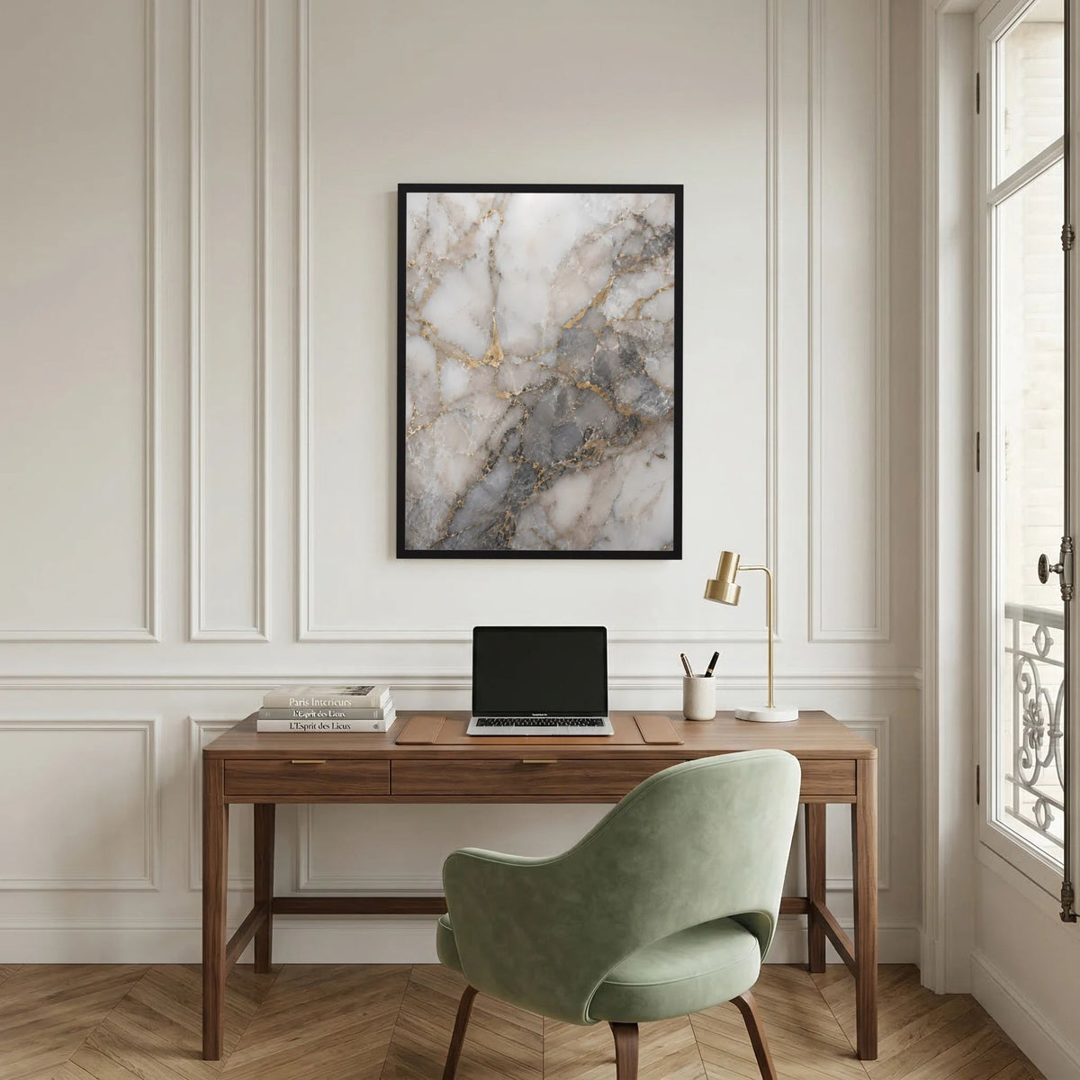 Poster mit Steinstruktur in Weiß-Grau und goldenen Adern im schmalen schwarzen Rahmen.